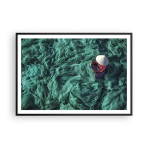 Plakat w czarnej ramie - Osoba z kapeluszem wśród zielonych sieci rybackich - 100x70cm - W morzu sieci - Nowoczesna dekoracja ścienna do salonu i sypialni ARTTOR