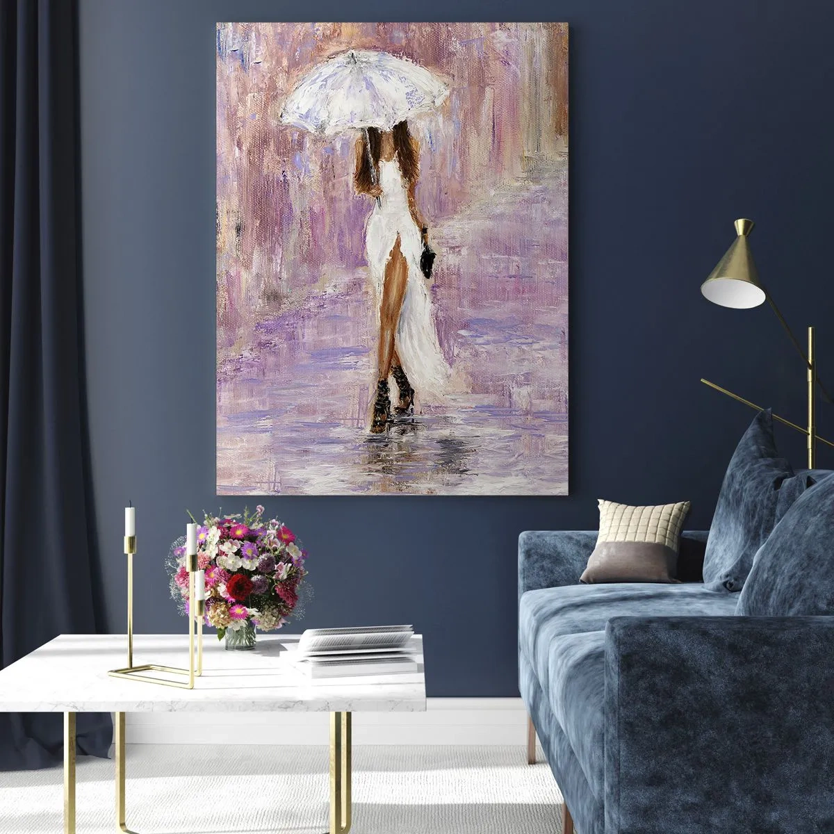 Obraz na szkle - Postać kobiety z parasolką w liliowej scenerii deszczu - 50x70cm - W liliowym deszczu - Nowoczesna dekoracja ścienna do salonu, kuchni i sypialni ARTTOR