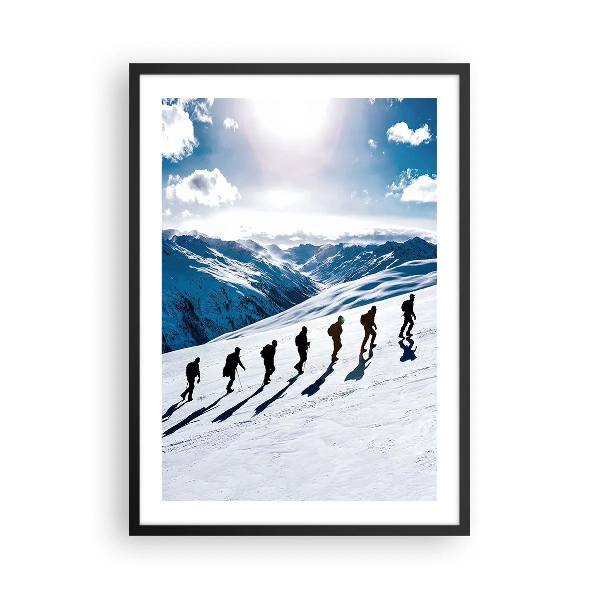 Plakat w czarnej ramie - Wędrowcy na ośnieżonym stoku górskim w pełnym słońcu - 50x70cm - Drużyna zdobywców - Nowoczesna dekoracja ścienna do salonu i sypialni ARTTOR