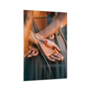 Obraz na szkle - Zmysłowe dłonie z kwiatami w naturalnym otoczeniu - 70x100cm - Związana z naturą - Nowoczesna dekoracja ścienna do salonu i sypialni ARTTOR