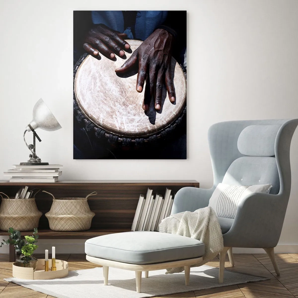 Obraz na szkle - Ręce grające na bębnie djembe w dynamicznej kompozycji - 70x100cm - Żyj w swoim rytmie - Nowoczesna dekoracja ścienna do salonu i sypialni ARTTOR