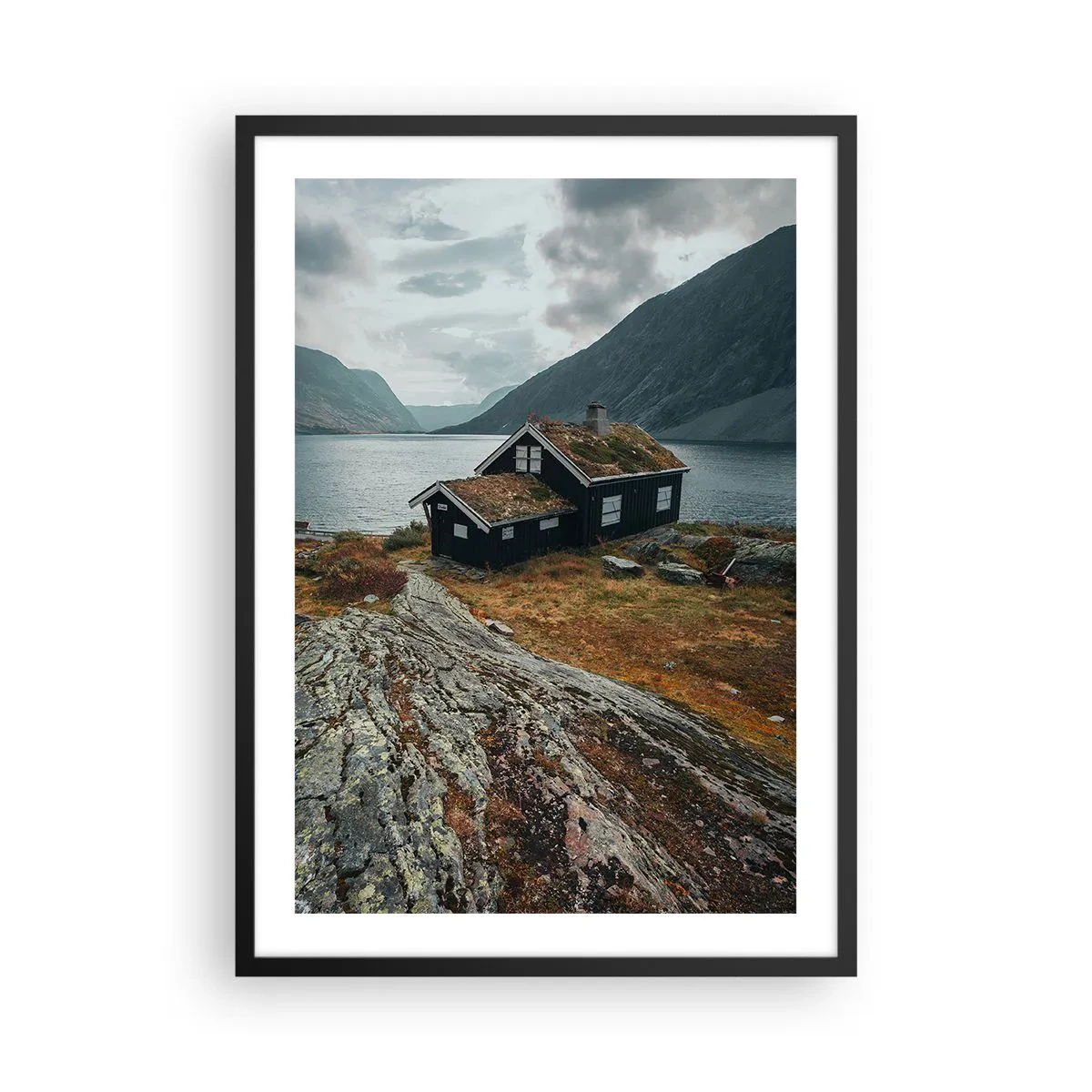 Plakat w czarnej ramie - Samotna chatka nad fiordem w surowym skandynawskim krajobrazie - 50x70cm - Letnisko nad fiordem - Nowoczesna dekoracja ścienna do salonu i sypialni ARTTOR