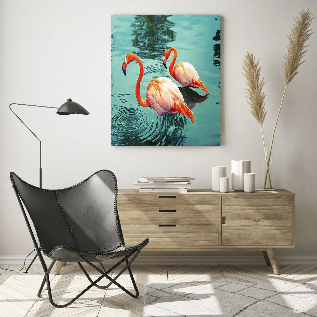 Obraz na szkle - Dwa flamingi w spokojnej wodzie odbijające otoczenie - 80x120cm - Jesteśmy teraz w modzie - Nowoczesna dekoracja ścienna do salonu i sypialni ARTTOR