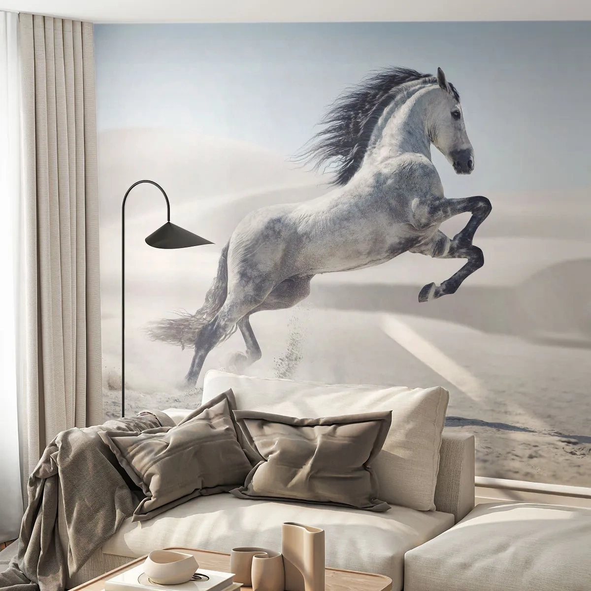 Fototapeta Premium Sand - Biały koń skaczący w pustynnym krajobrazie - 100x70cm - Arabski książę - Nowoczesna dekoracja ścienna do salonu, kuchni i sypialni ARTTOR