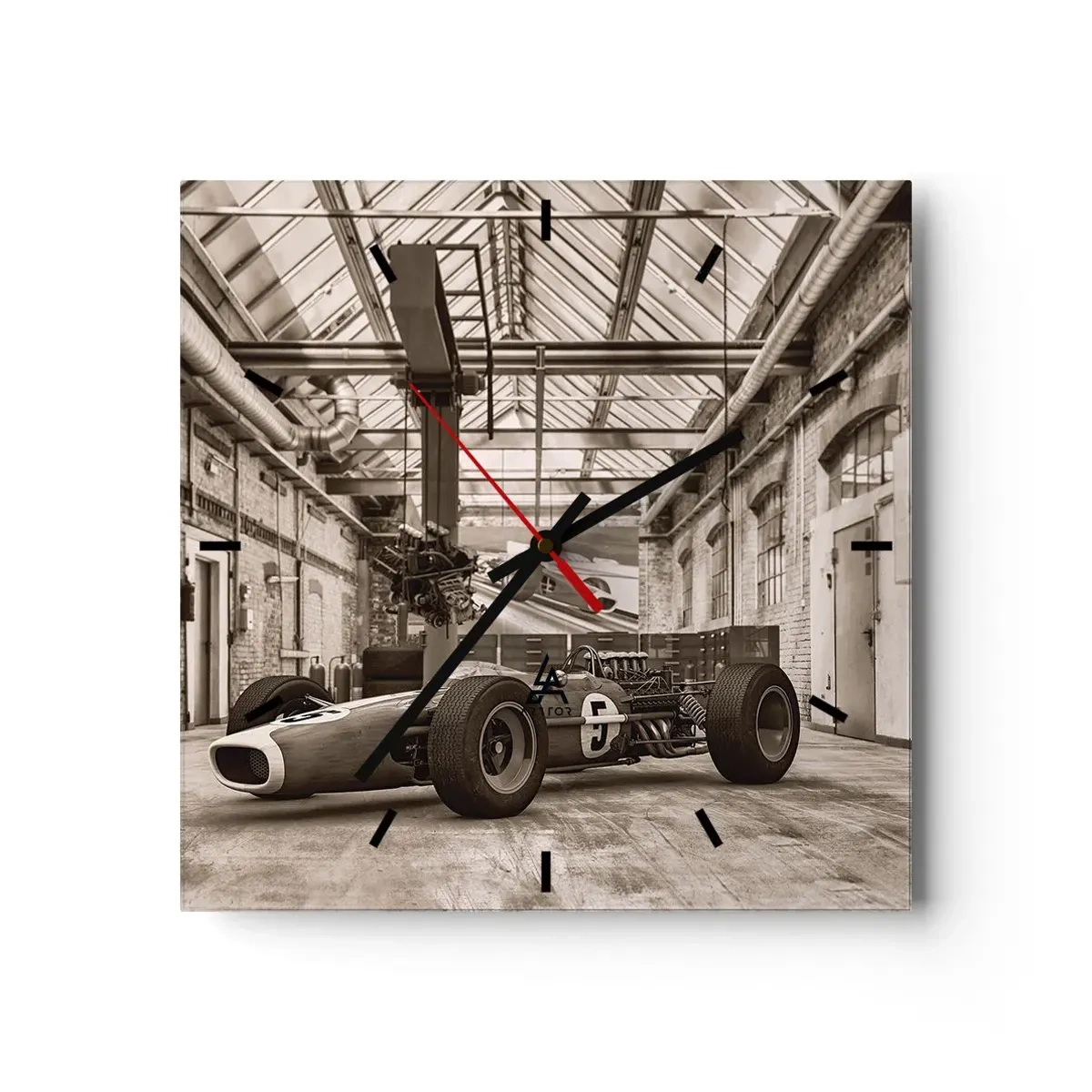 Zegar ścienny - Czarno-biały samochód wyścigowy w industrialnym wnętrzu - 30x30cm - Odpoczynek zwycięzcy - Nowoczesna dekoracja ścienna do salonu i sypialni ARTTOR