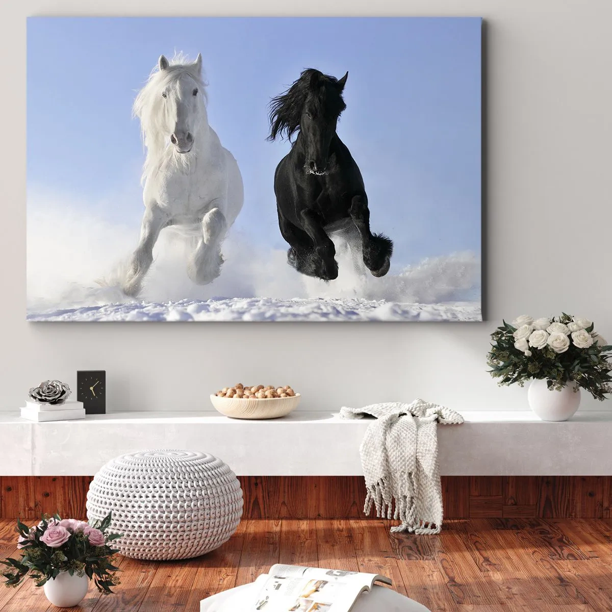 Obraz na płótnie - Biały i czarny koń galopujące po śniegu - 70x50cm - Czarno-biały galop - Nowoczesna dekoracja ścienna do salonu i sypialni ARTTOR