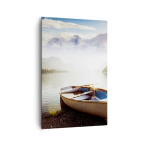 Obraz na płótnie - Łódka na brzegu jeziora z widokiem na góry o poranku - 80x120cm - Nad wodą wielką i czystą - Nowoczesna dekoracja ścienna do salonu i sypialni ARTTOR