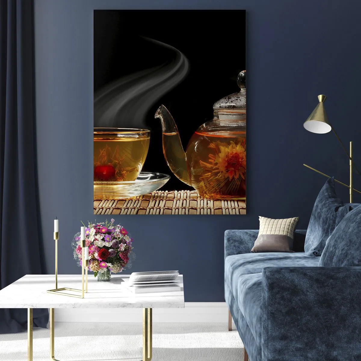 Obraz na szkle - Szklany czajnik z herbatą kwiatową i filiżanka - 70x100cm - Magia i sztuka parzenia herbaty - Nowoczesna dekoracja ścienna do salonu i sypialni ARTTOR