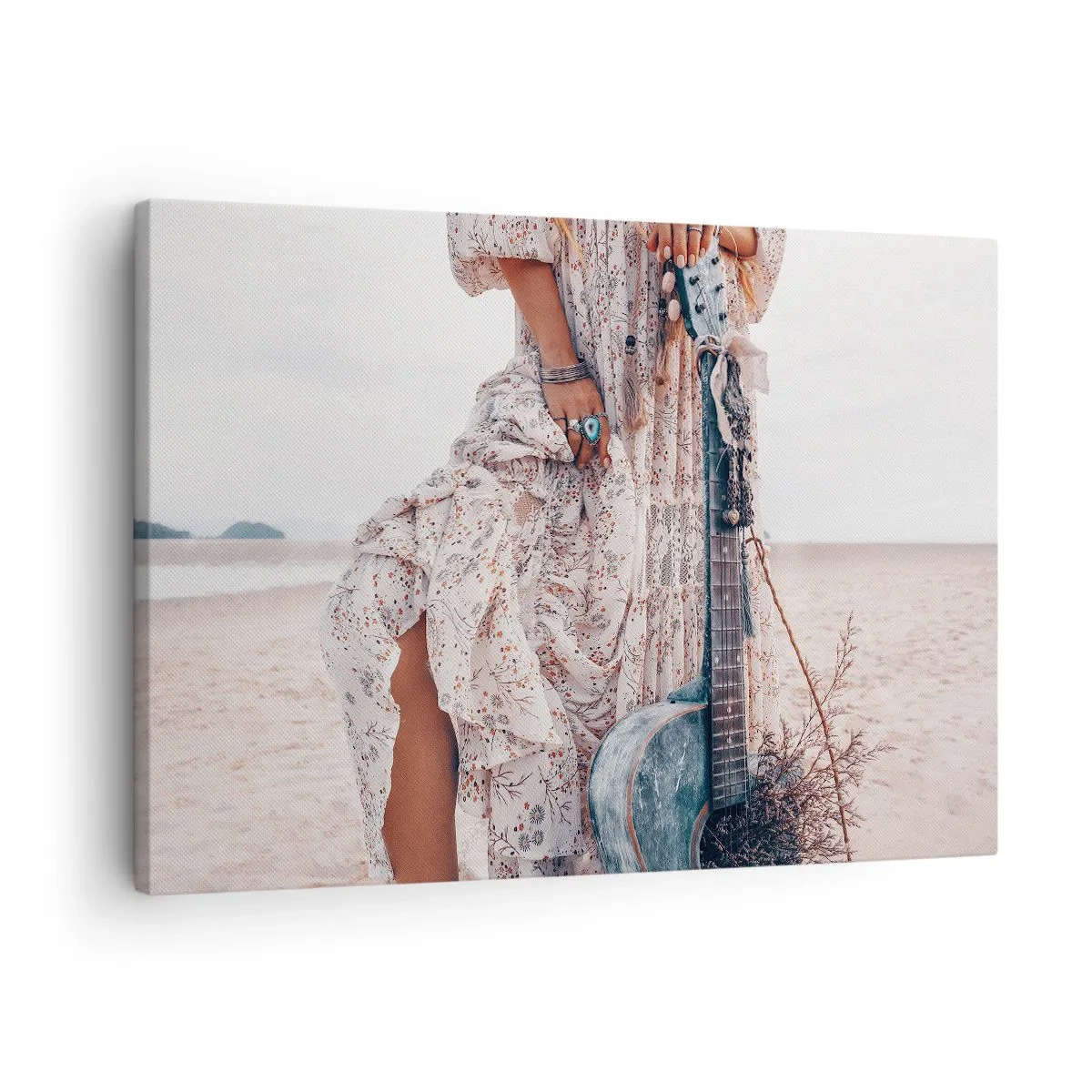 Obraz na płótnie - Kobieta w stylu boho z gitarą na plaży - 70x50cm - Dzieci kwiaty w drodze - Nowoczesna dekoracja ścienna do salonu i sypialni ARTTOR