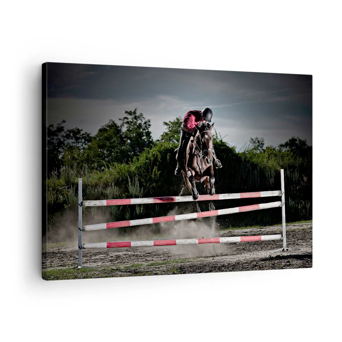 Obraz na płótnie - Jeździec na koniu przeskakujący przez przeszkodę na torze wyścigowym - 70x50cm - Razem po zwycięstwo - Nowoczesna dekoracja ścienna do salonu i sypialni ARTTOR