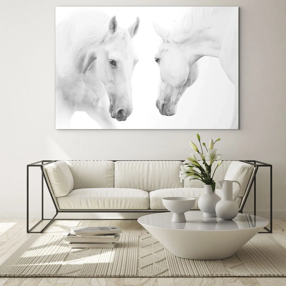 Obraz na szkle - Dwa białe konie zwrócone ku sobie na jasnym tle - 120x80cm - Czy to jest przyjaźń…? - Nowoczesna dekoracja ścienna do salonu, kuchni i sypialni ARTTOR