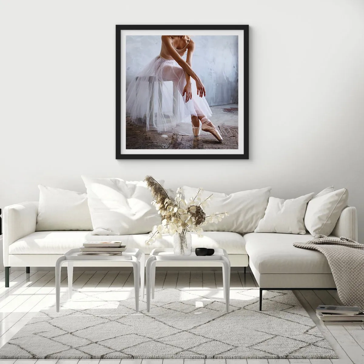 Plakat w czarnej ramie - Zanim zabłysną światła rampy - 50x50 cm