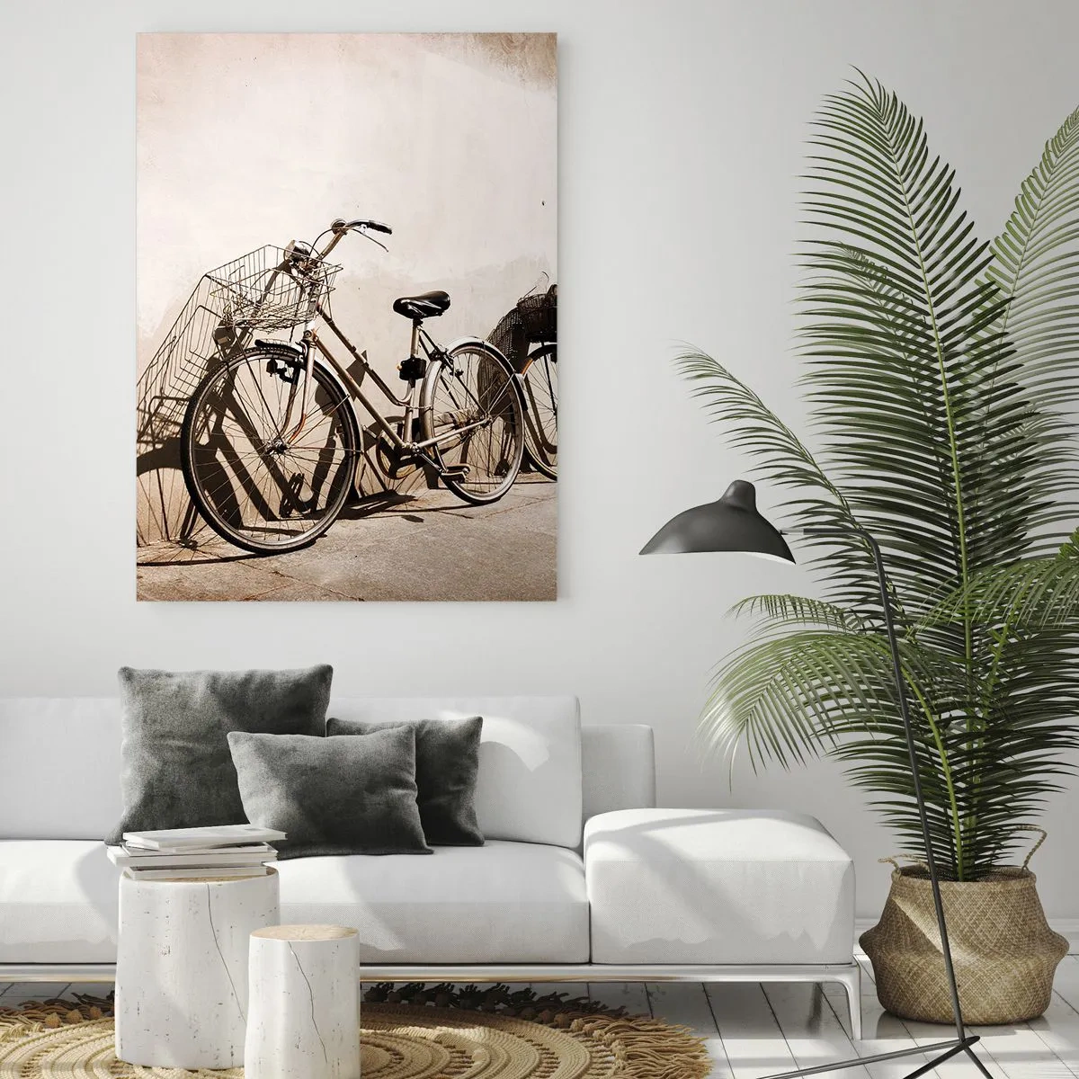 Obraz na szkle - Dwa rowery oparte o starą ścianę w stylu retro - 70x100cm - Niezapomniany urok przeszłości - Nowoczesna dekoracja ścienna do salonu i sypialni ARTTOR