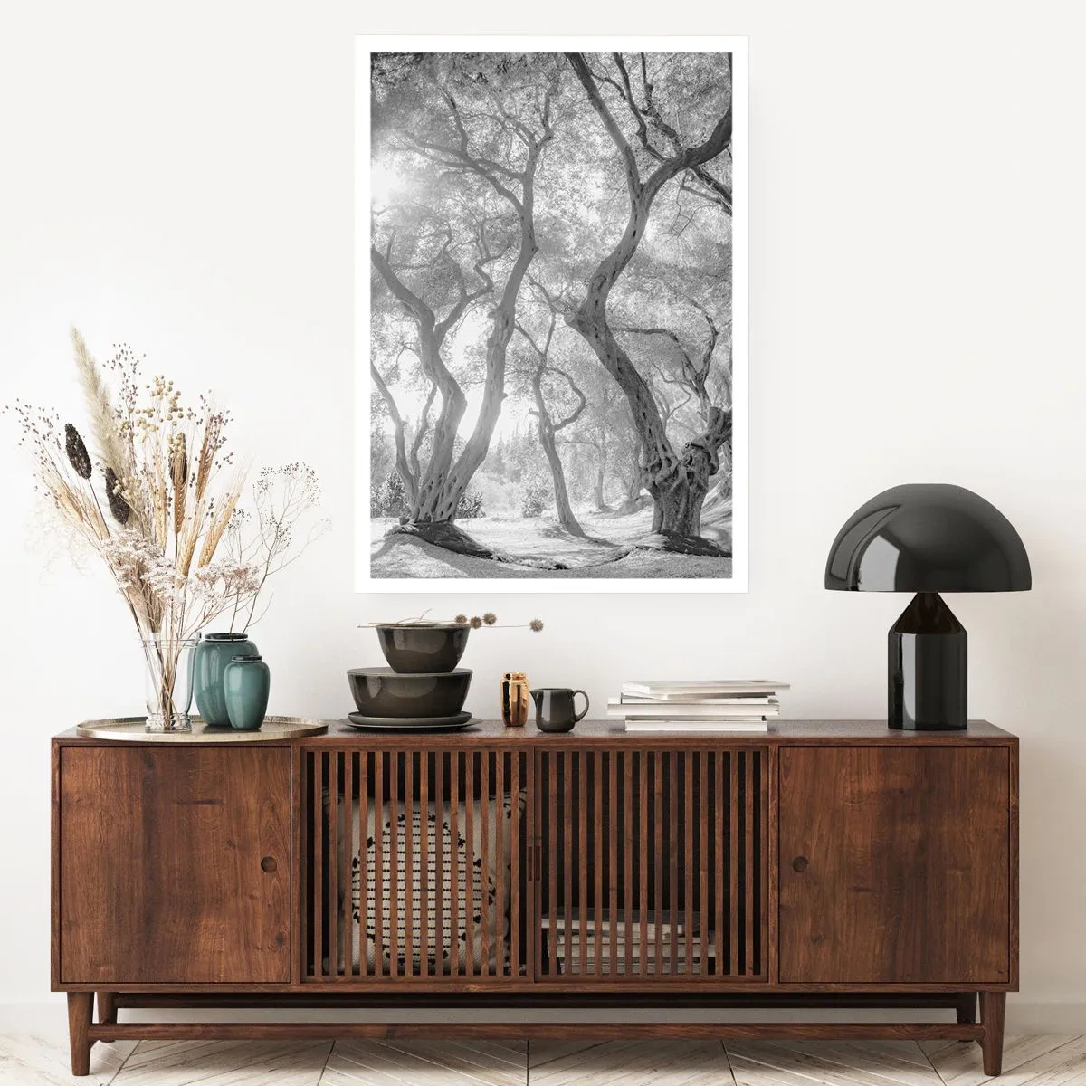 Plakat - Czarno-biała fotografia wijących się drzew w świetle słońca - 50x70cm - W oliwnym gaju - Nowoczesna dekoracja ścienna do salonu, kuchni i sypialni ARTTOR