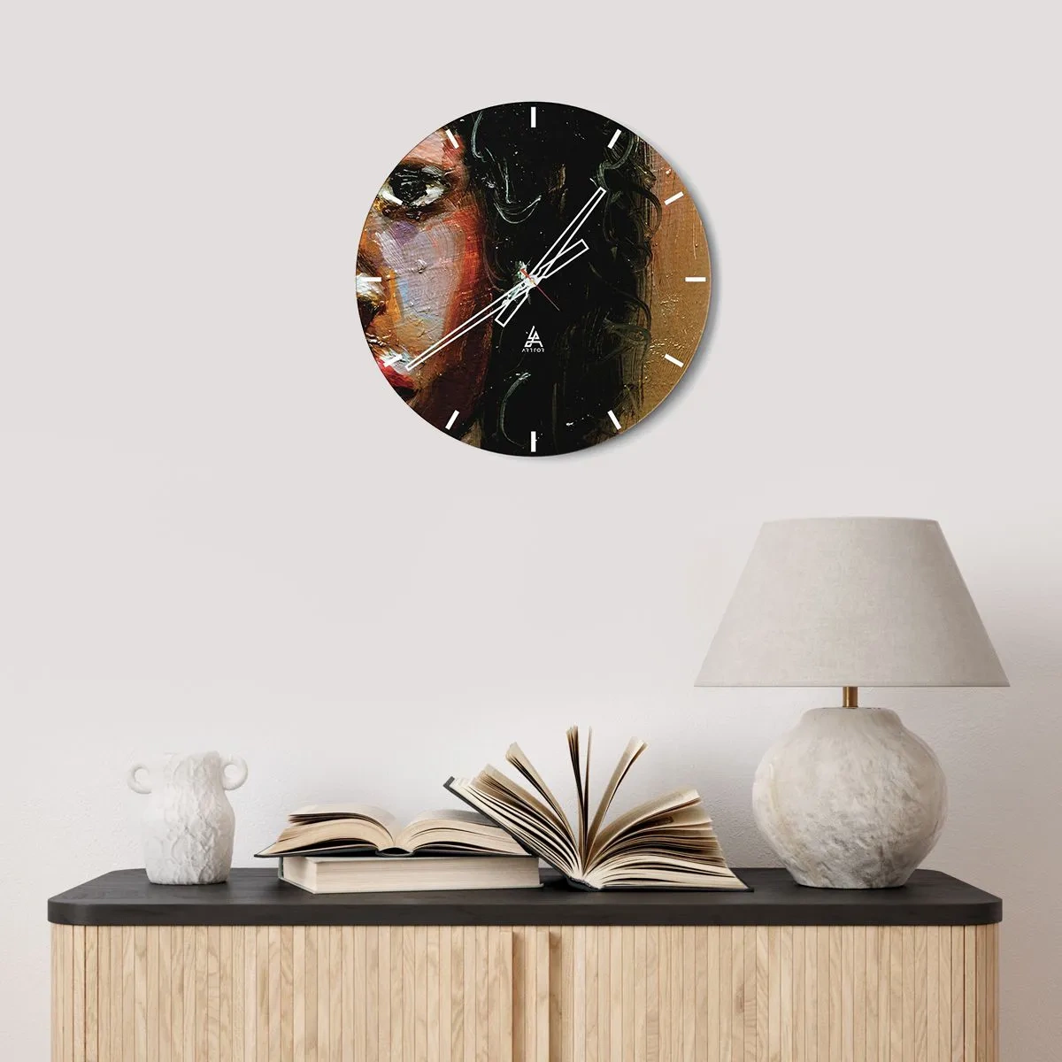 Zegar ścienny - Fragment kobiecego portretu malowany grubą fakturą farby olejnej - 30x30cm - Czerń i blask - Nowoczesna dekoracja ścienna do salonu, kuchni i sypialni ARTTOR