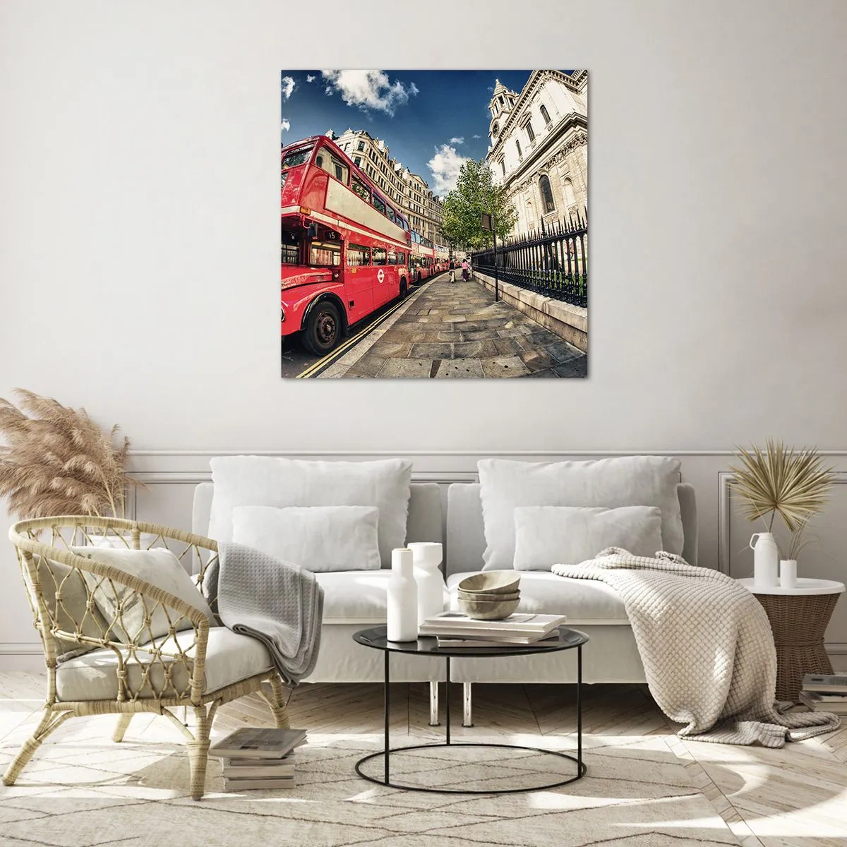 Obraz na szkle - Londyńska ulica w szarości i czerwieni - 30x30 cm