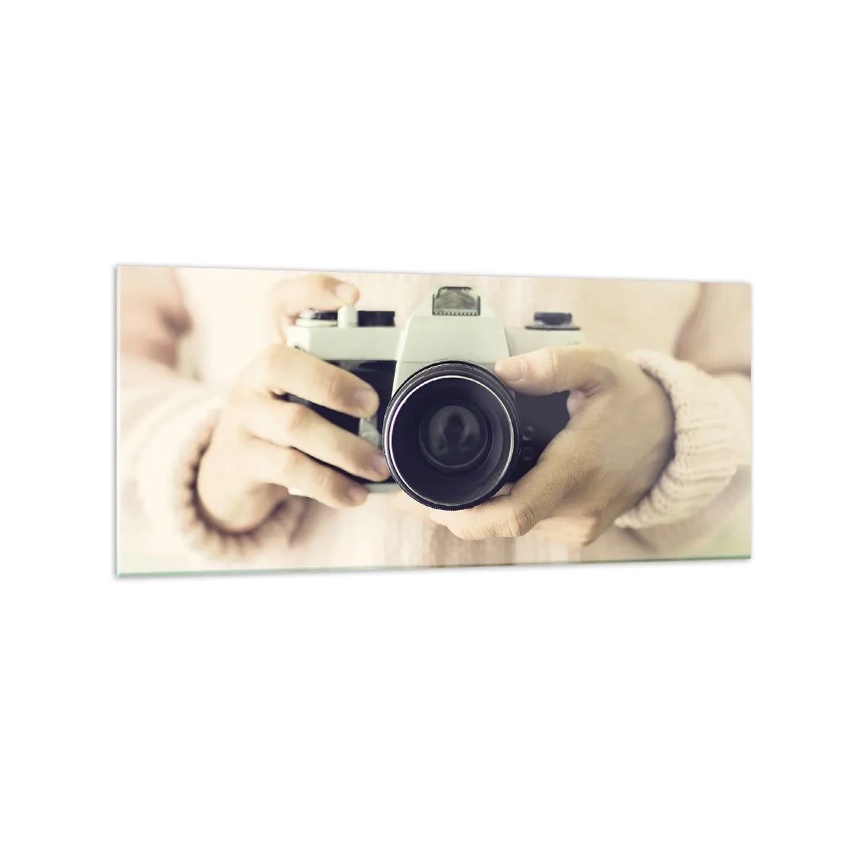 Obraz na szkle - Retro aparat fotograficzny trzymany w dłoniach na jasnym tle - 120x50cm - By widzieć więcej… - Nowoczesna dekoracja ścienna do salonu i sypialni ARTTOR