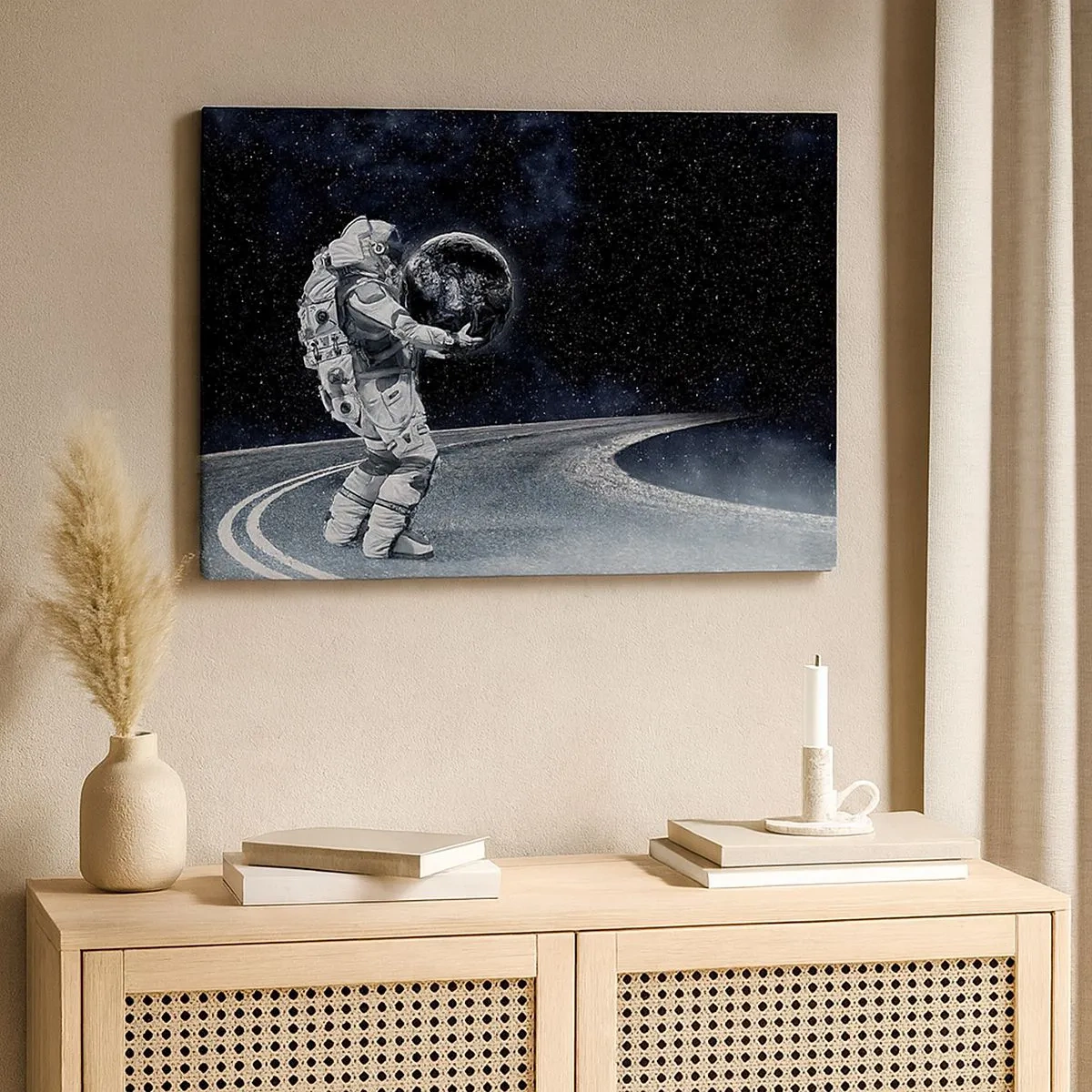 Obraz na płótnie - Astronauta z Ziemią na tle gwiaździstego nieba - 70x50cm - Na Mlecznej Drodze - Nowoczesna dekoracja ścienna do salonu i sypialni ARTTOR