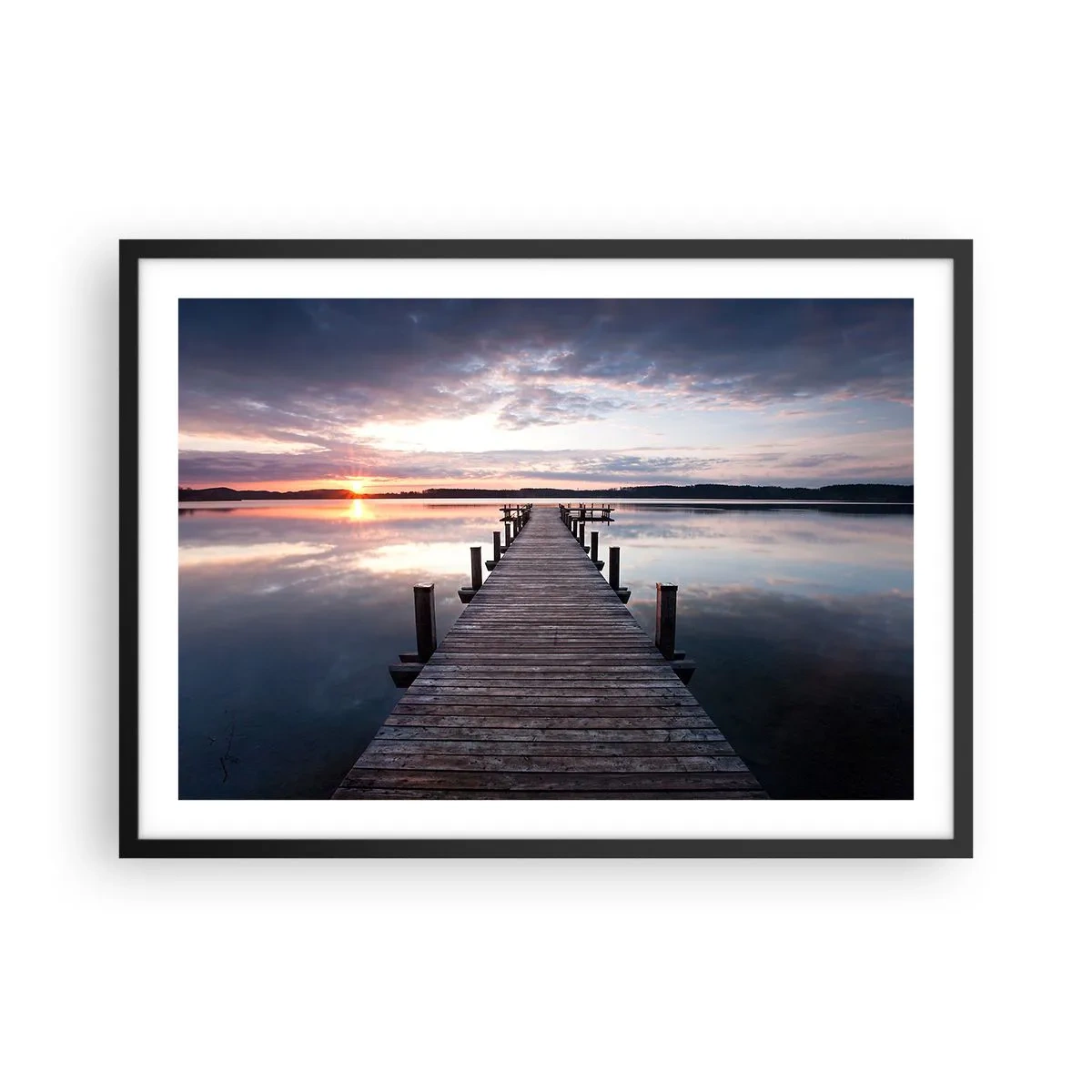 Plakat w czarnej ramie - Pomost na jeziorze o zachodzie słońca w spokojnym krajobrazie - 70x50cm - Cicha granica dnia i nocy - Nowoczesna dekoracja ścienna do salonu i sypialni ARTTOR