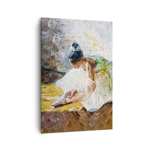 Obraz na płótnie - Balerina w białej sukni w malarskim stylu na tle impresjonistycznym - 70x100cm - Z obrazu Degasa - Nowoczesna dekoracja ścienna do salonu i sypialni ARTTOR