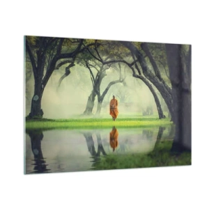 Obraz na szkle - Mnich w pomarańczowej szacie spacerujący wśród drzew nad wodą - 100x70cm - W drodze do oświecenia - Nowoczesna dekoracja ścienna do salonu, kuchni i sypialni ARTTOR