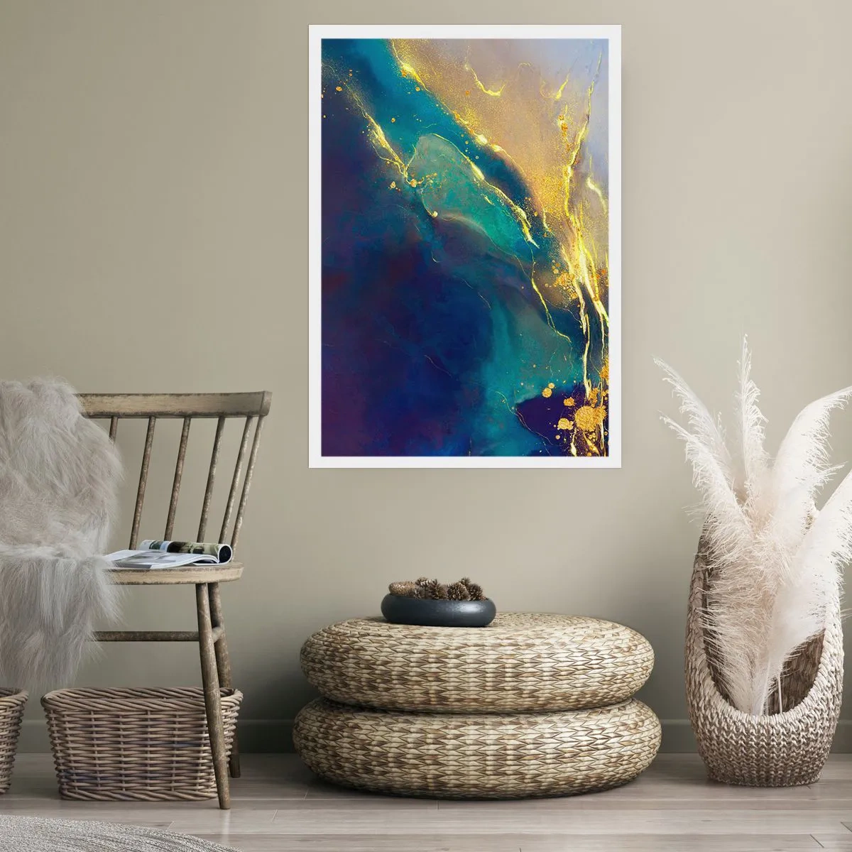 Plakat - Abstrakcyjna kompozycja w odcieniach granatu i złota - 50x70cm - Złote rozlewisko - Nowoczesna dekoracja ścienna do salonu, kuchni i sypialni ARTTOR