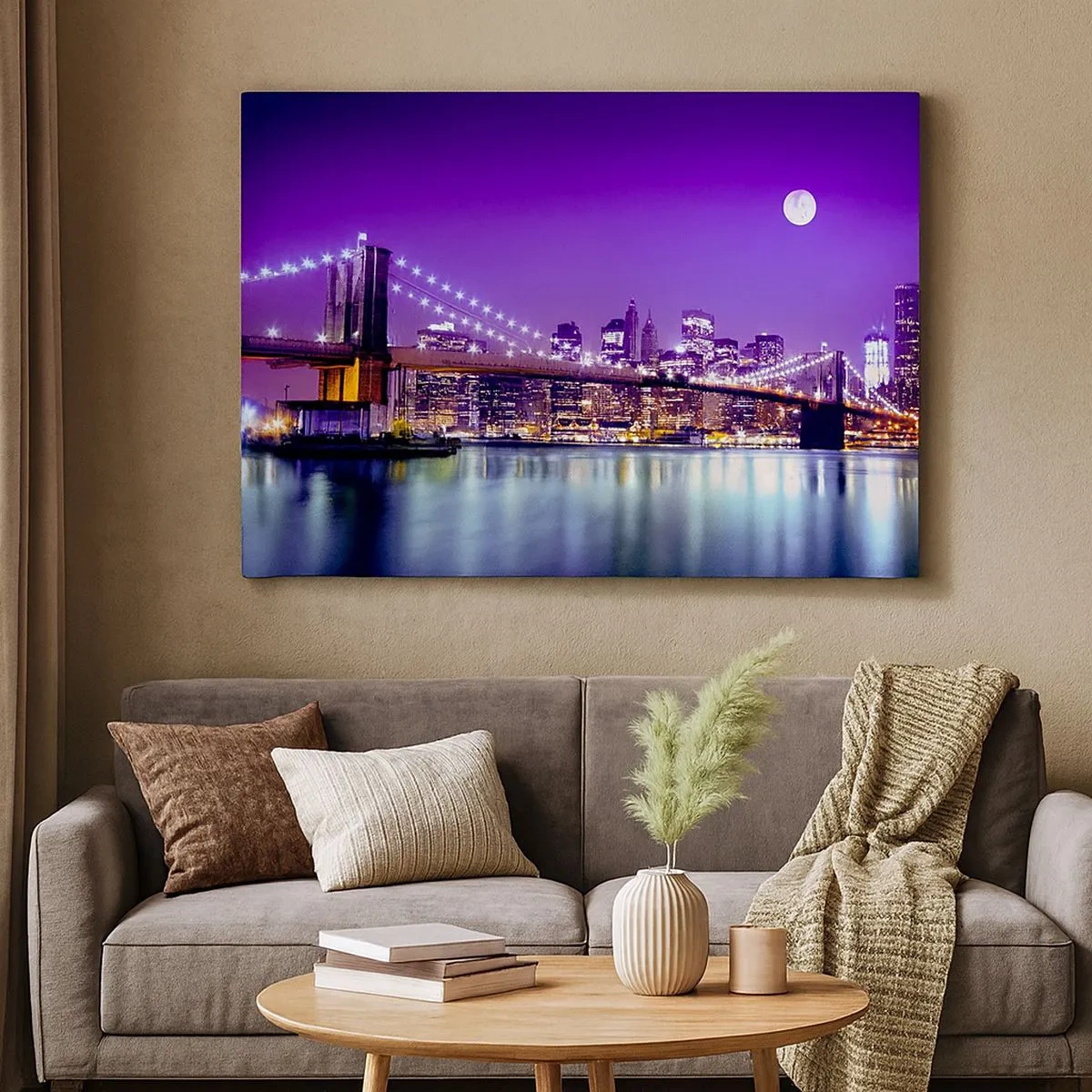 Obraz na płótnie - Brooklyn Bridge nocą z podświetlonym miastem i pełnią księżyca - 70x50cm - Światła wielkiego miasta we fiolecie - Nowoczesna dekoracja ścienna do salonu i sypialni ARTTOR