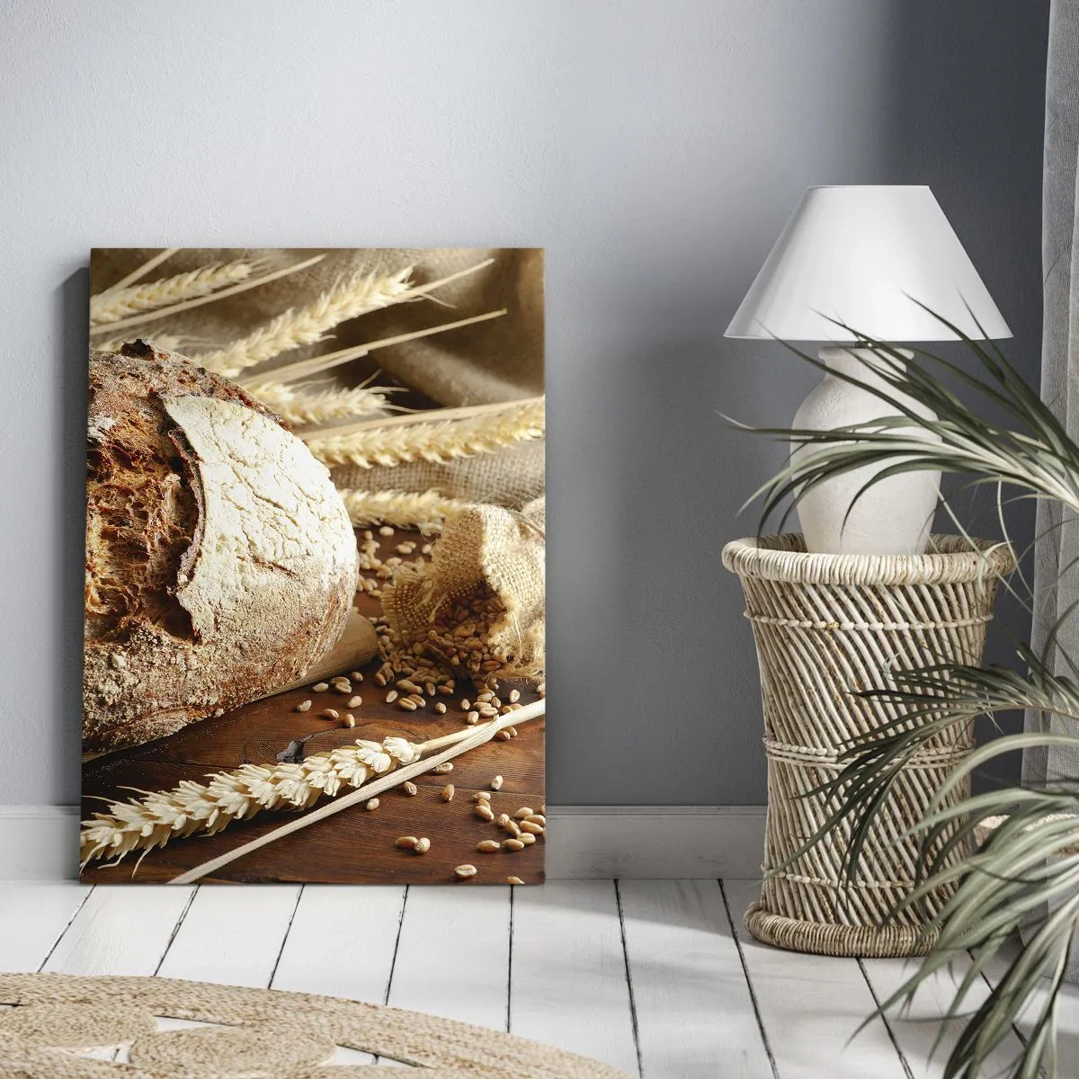 Obraz na płótnie - Chrupiący chleb z ziarnami i kłosami pszenicy na drewnianym tle - 80x120cm - Apetyczny, wonny, chrupiący - Nowoczesna dekoracja ścienna do salonu i sypialni ARTTOR