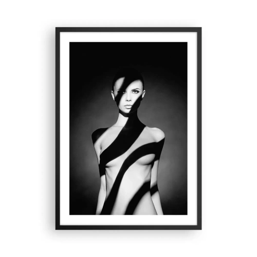 Plakat w czarnej ramie - Kobieta w czarno-białych graficznych cieniach - 50x70cm - W blasku i w cieniu - Nowoczesna dekoracja ścienna do salonu i sypialni ARTTOR