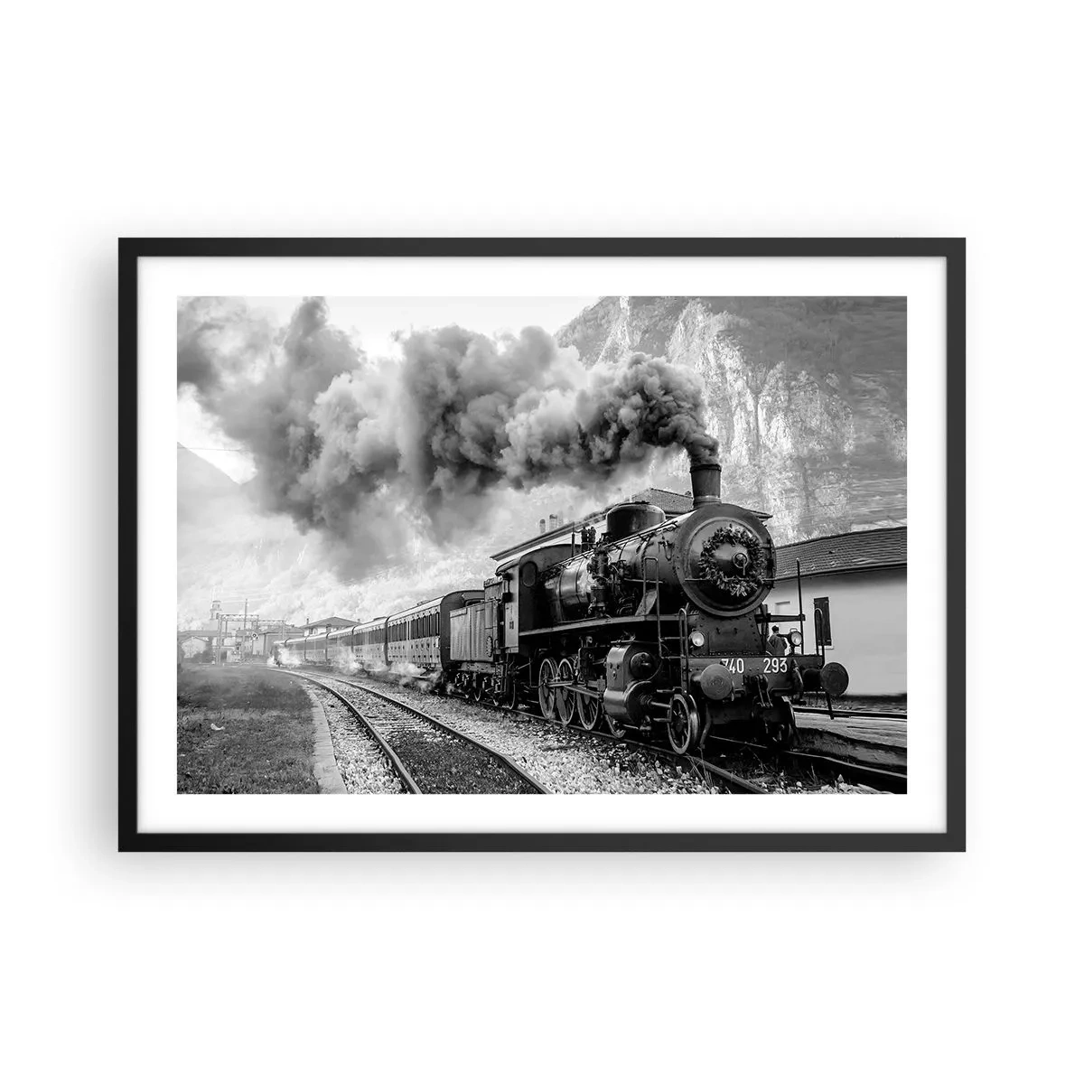 Plakat w czarnej ramie - Czarno-biała lokomotywa parowa na tle górskiego krajobrazu - 70x50cm - Stoi na stacji… - Nowoczesna dekoracja ścienna do salonu i sypialni ARTTOR