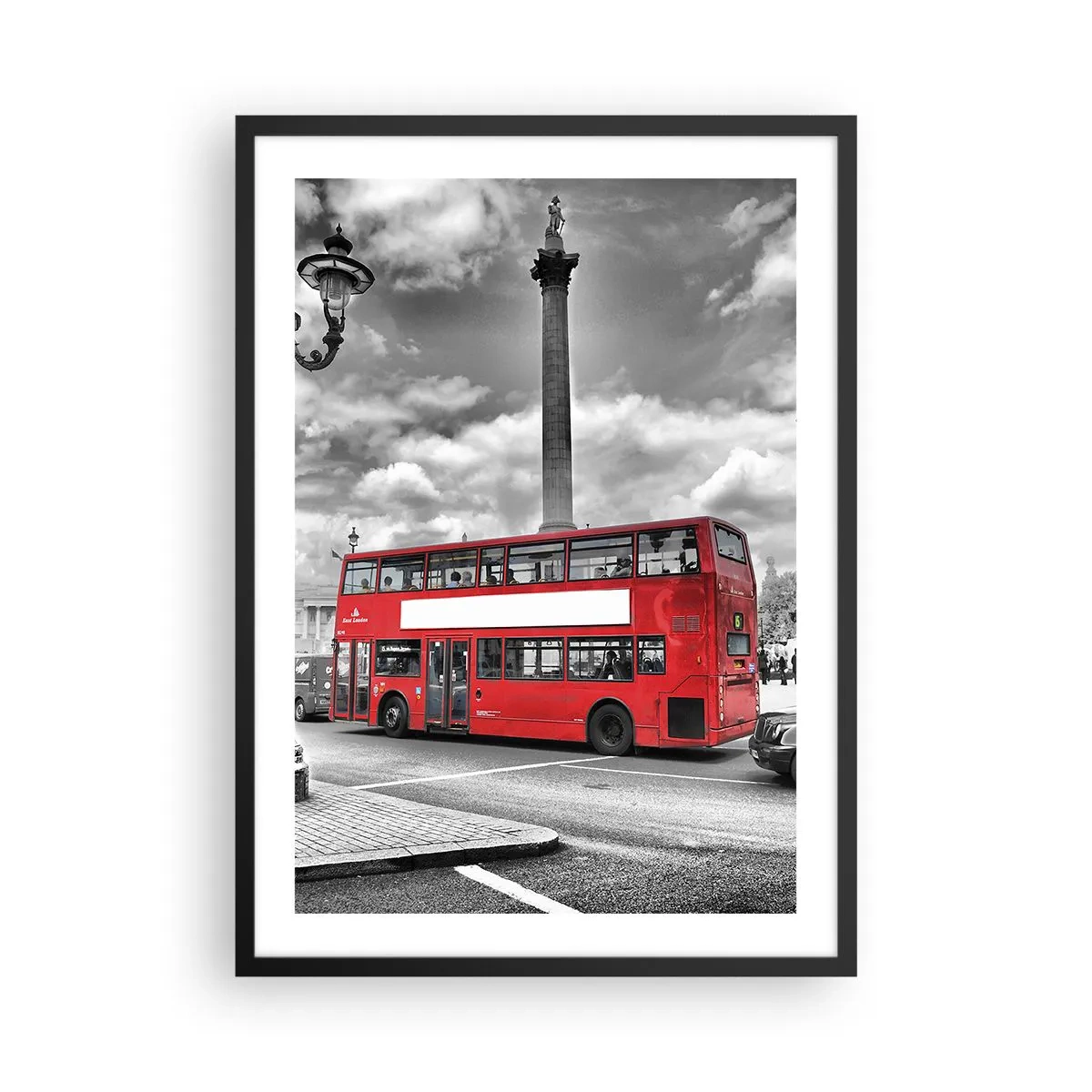Plakat w czarnej ramie - Czerwony autobus na tle czarno-białego miasta - 50x70cm - Prawdziwy krwioobieg miasta - Nowoczesna dekoracja ścienna do salonu i sypialni ARTTOR
