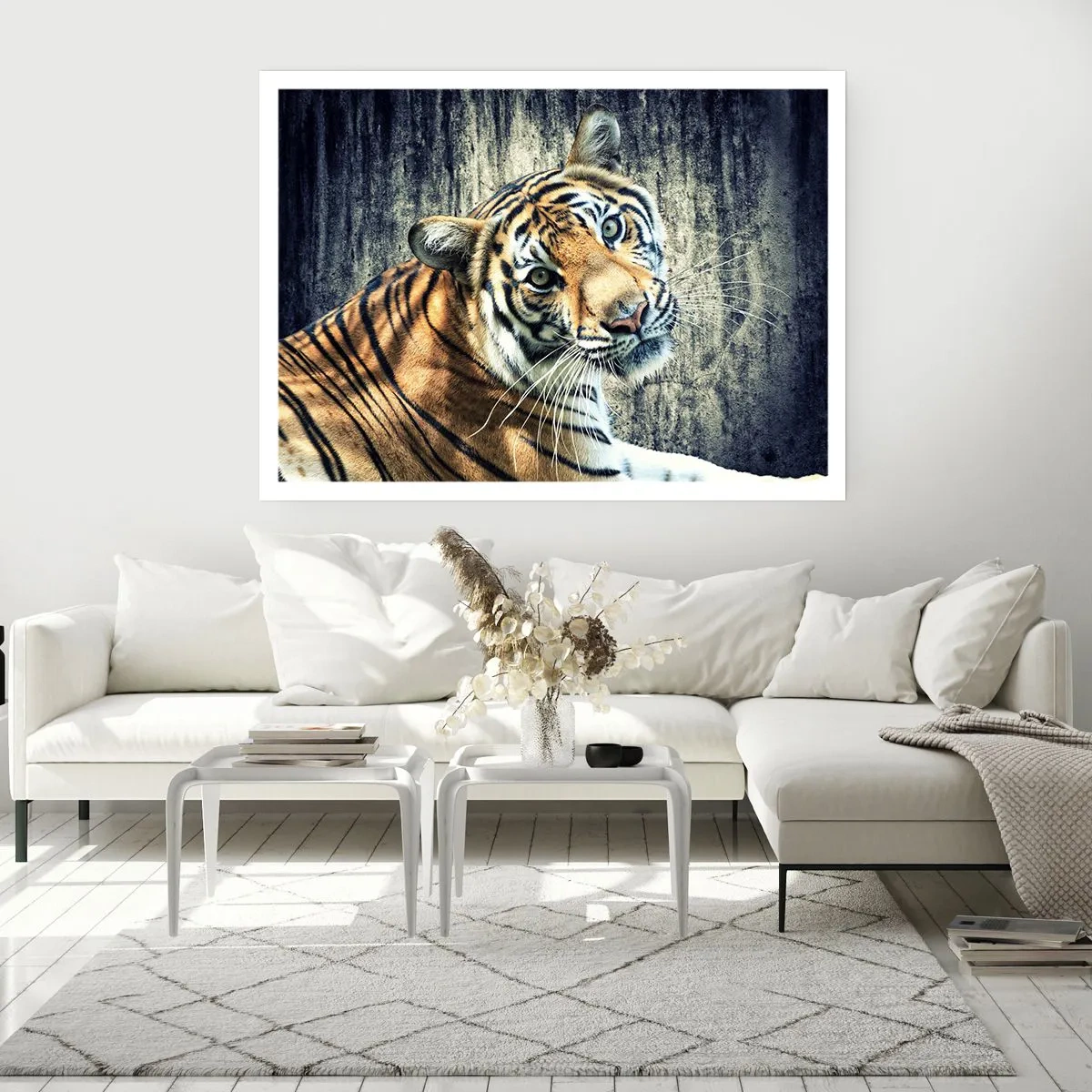 Plakat - Tygrys leżący na tle surowej tekstury ściany - 100x70cm - Portret w strugach światła - Nowoczesna dekoracja ścienna do salonu i sypialni ARTTOR