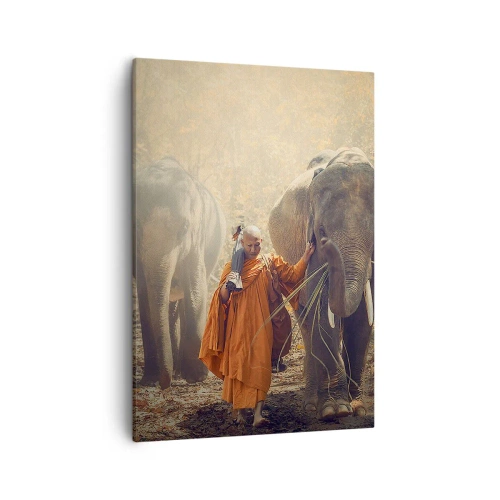 Obraz na płótnie - Mnich w pomarańczowej szacie prowadzący słonie w lesie - 50x70cm - Pełne zrozumienie - Nowoczesna dekoracja ścienna do salonu, kuchni i sypialni ARTTOR
