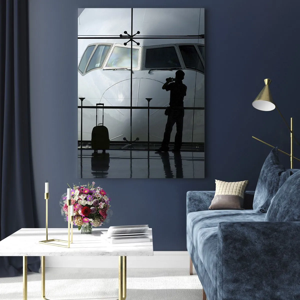 Obraz na szkle - Lotnisko z widokiem na samolot i sylwetki podróżnych - 50x70cm - Vis a vis na lotnisku - Nowoczesna dekoracja ścienna do salonu, kuchni i sypialni ARTTOR