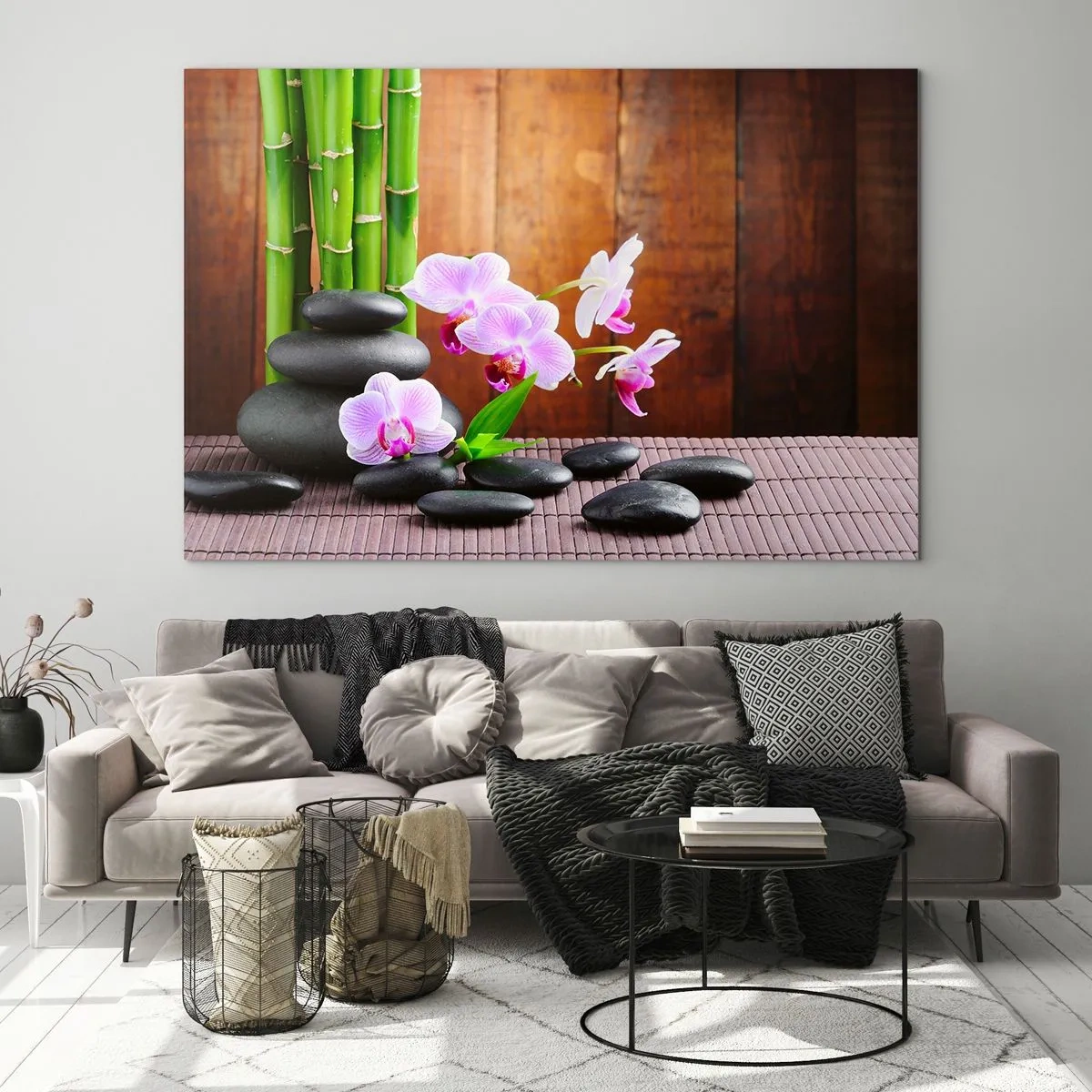 Obraz na szkle - Różowe orchidee, bambus i czarne kamienie na tle drewnianej ściany - 70x50cm - Poznaj przyjemności wschodu - Nowoczesna dekoracja ścienna do salonu i sypialni ARTTOR