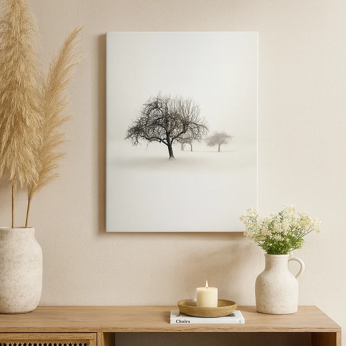 Obraz na płótnie - Minimalistyczna fotografia samotnego drzewa pokrytego śniegiem na tle zimowego krajobrazu - 50x70cm - Zimowy sen - Nowoczesna dekoracja ścienna do salonu, kuchni i sypialni ARTTOR