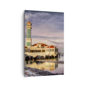 Obraz na płótnie - Okazały budynek z minaretem na wodzie otoczony spokojnym krajobrazem - 80x120cm - Swiątynia natury - Nowoczesna dekoracja ścienna do salonu i sypialni ARTTOR