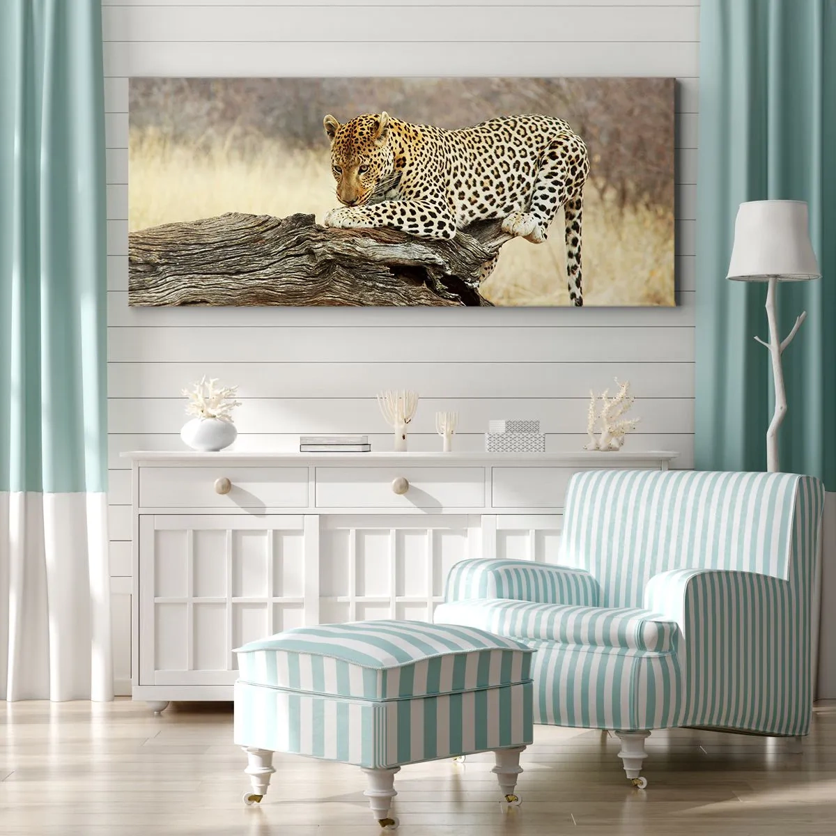 Obraz na płótnie - Leopard odpoczywający na pniu wśród sawanny - 160x50cm - Chadzam własnymi drogami - Nowoczesna dekoracja ścienna do salonu i sypialni ARTTOR