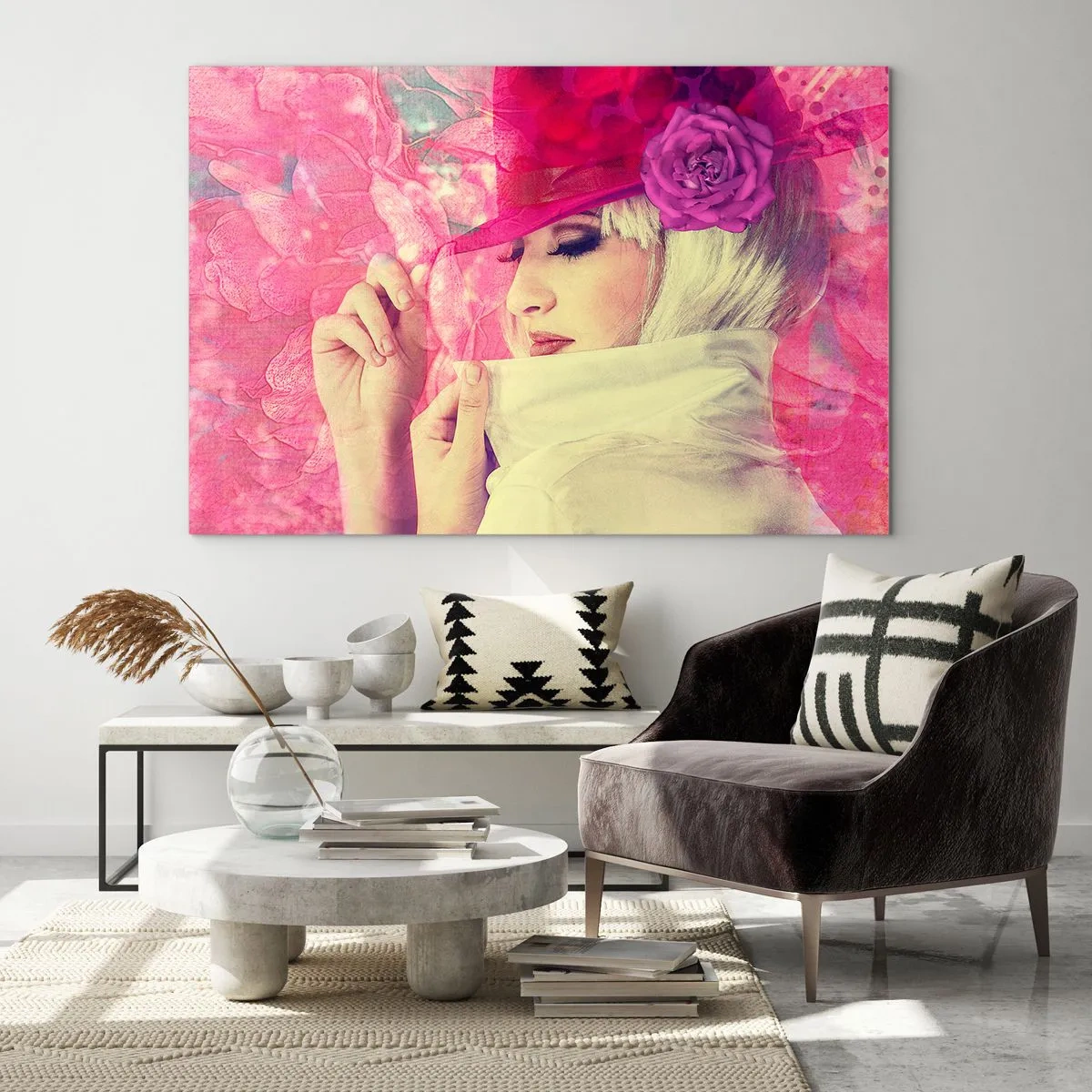 Obraz na szkle - Ilustracja przedstawiająca kobietę z różowym kapeluszem i kwiatem w tle - 100x70cm - Portret retro w oparach różu - Nowoczesna dekoracja ścienna do salonu, kuchni i sypialni ARTTOR