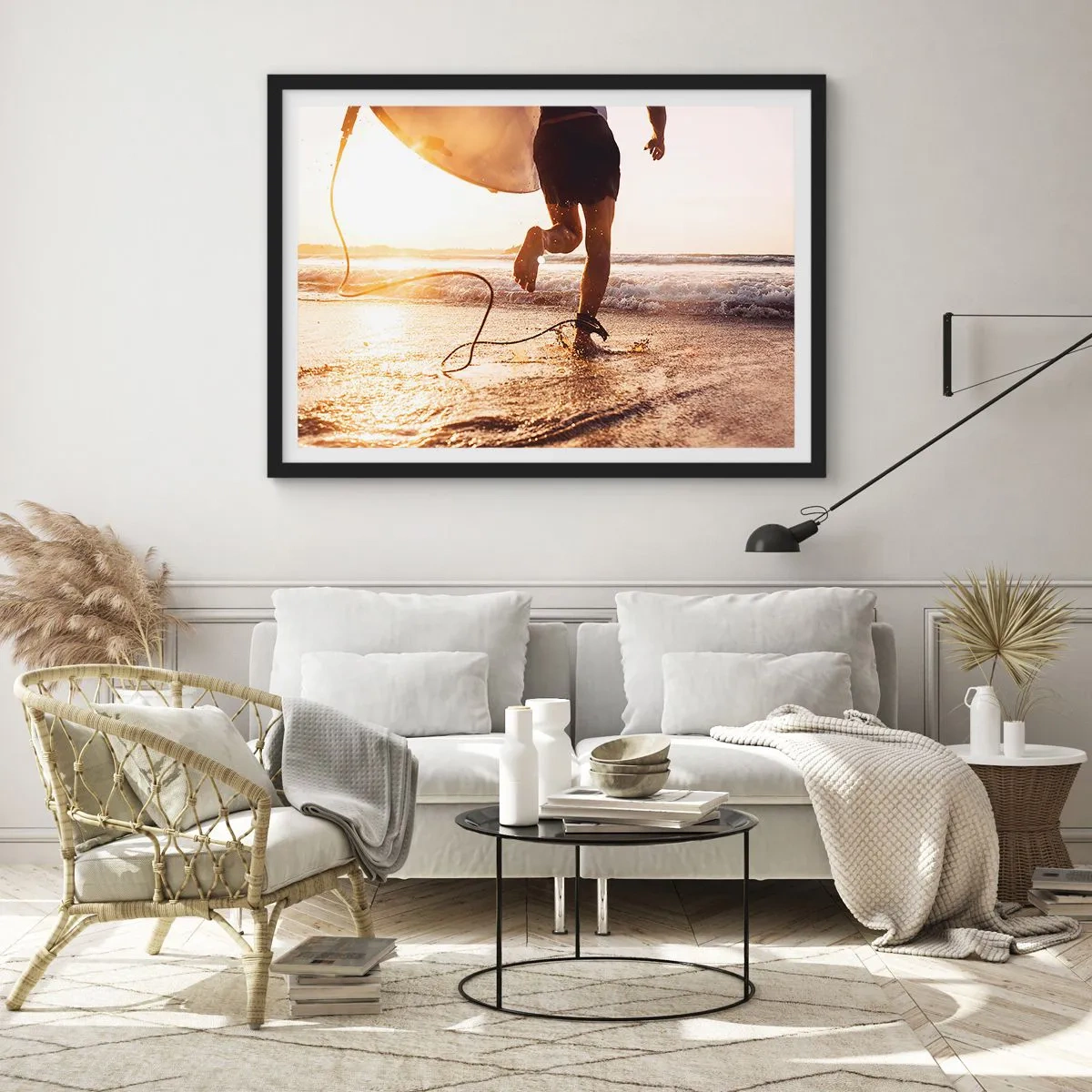 Plakat w czarnej ramie - Surfer biegnący po plaży z deską w blasku słońca - 100x70cm - Na spotkanie fali - Nowoczesna dekoracja ścienna do salonu i sypialni ARTTOR