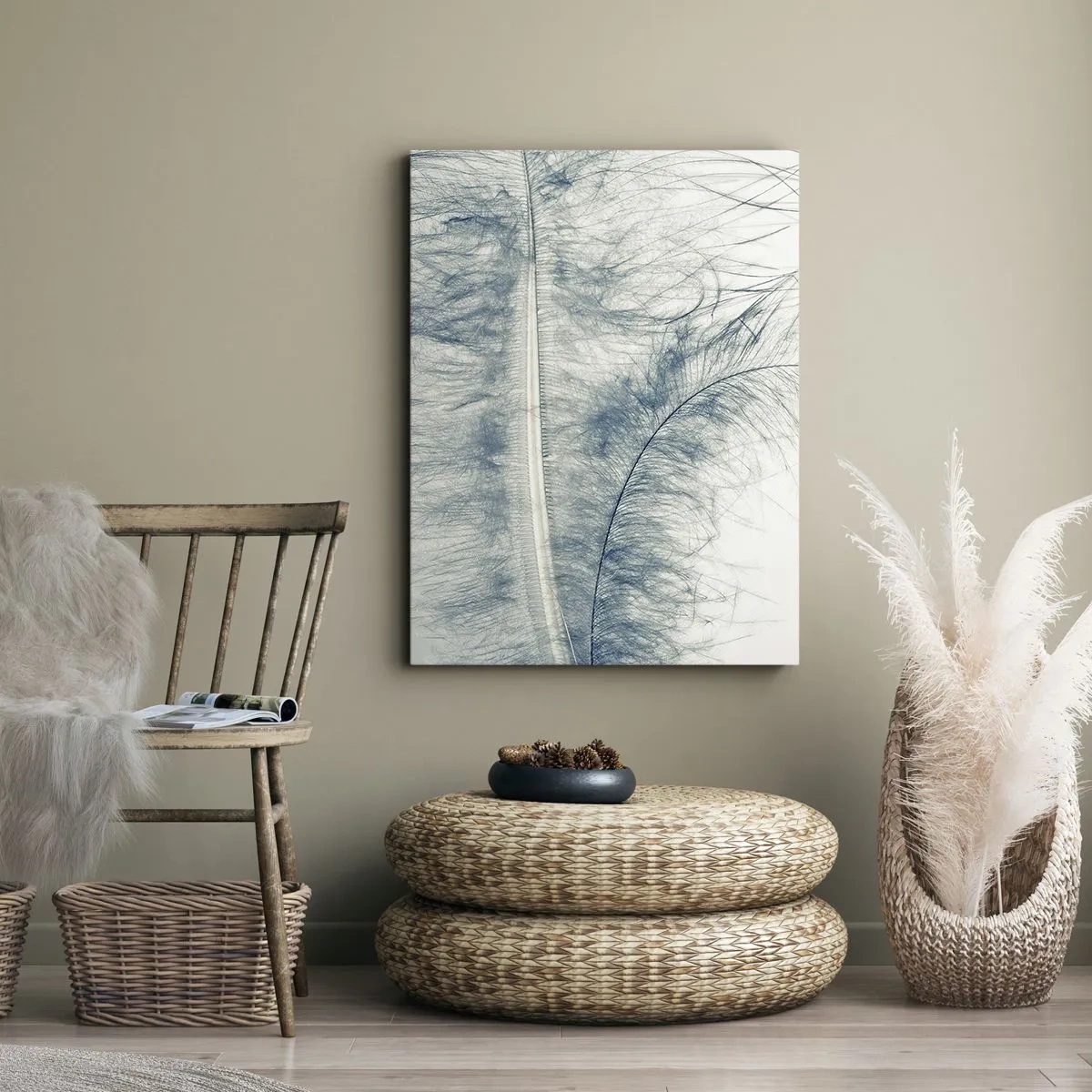 Obraz na płótnie - Delikatne pióro w odcieniach niebieskiego na jasnym tle - 50x70cm - Szept natury - Nowoczesna dekoracja ścienna do salonu, kuchni i sypialni ARTTOR
