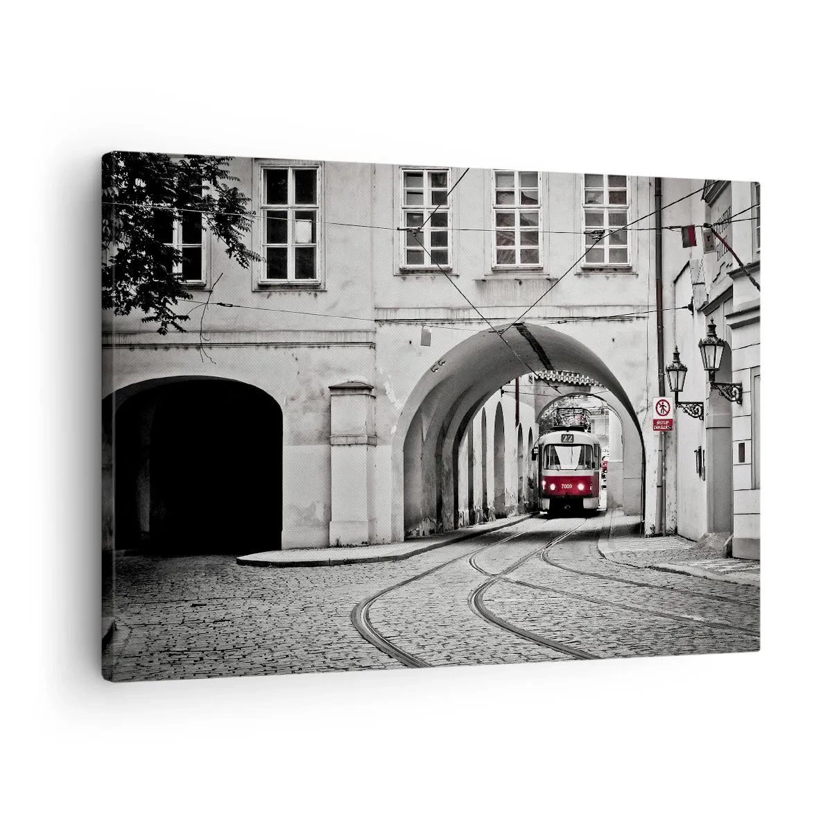 Obraz na płótnie - Czarno-biały tramwaj w zabytkowej uliczce miasta - 70x50cm - Przez miejski labirynt - Nowoczesna dekoracja ścienna do salonu i sypialni ARTTOR