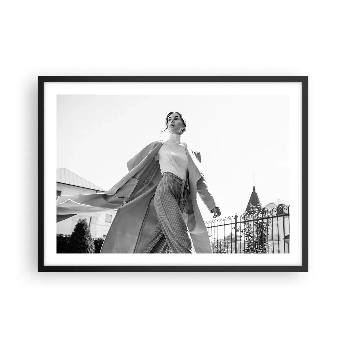 Plakat w czarnej ramie - Stylowa kobieta w płaszczu na tle architektury w czerni i bieli - 70x50cm - Idziesz ze mną? - Nowoczesna dekoracja ścienna do salonu i sypialni ARTTOR