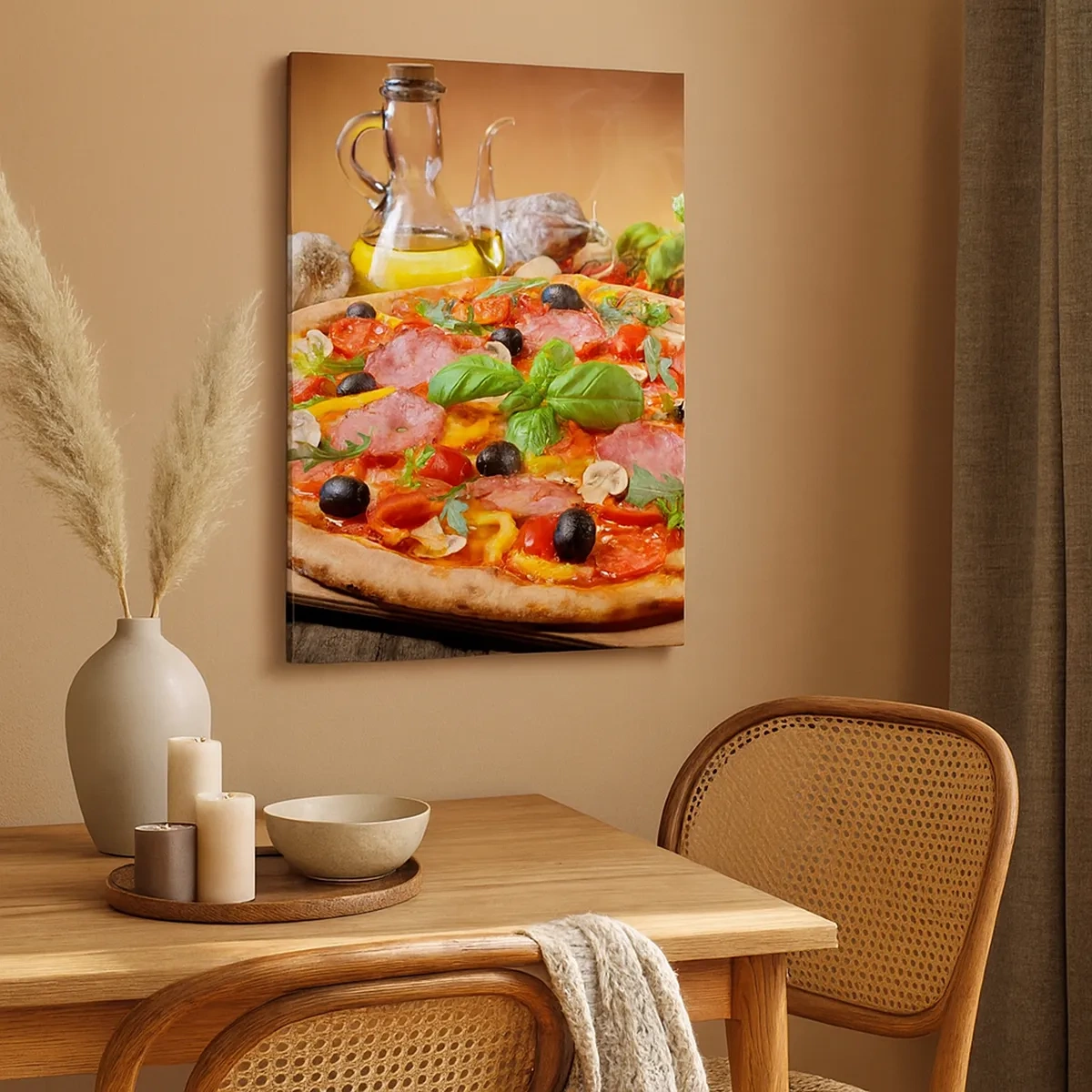 Obraz na płótnie - Apetyczna pizza z oliwkami, bazylią i salami na drewnianym stole - 50x70cm - Z prawdziwie włoskim smakiem - Nowoczesna dekoracja ścienna do salonu, kuchni i sypialni ARTTOR