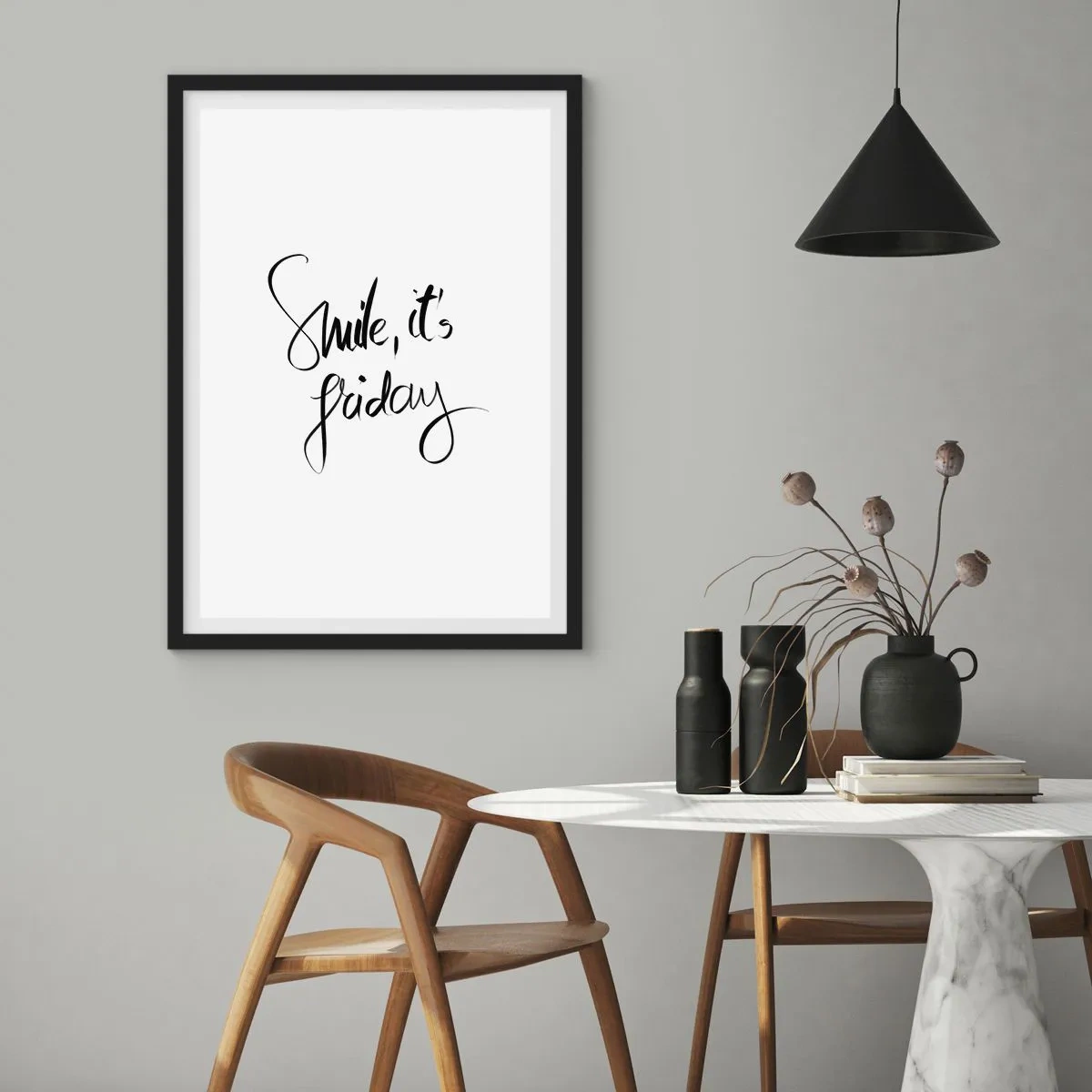 Plakat w czarnej ramie - Napis Smile, it's Friday w czerni na białym tle - 50x70cm - Prawdziwa radość - Nowoczesna dekoracja ścienna do salonu i sypialni ARTTOR