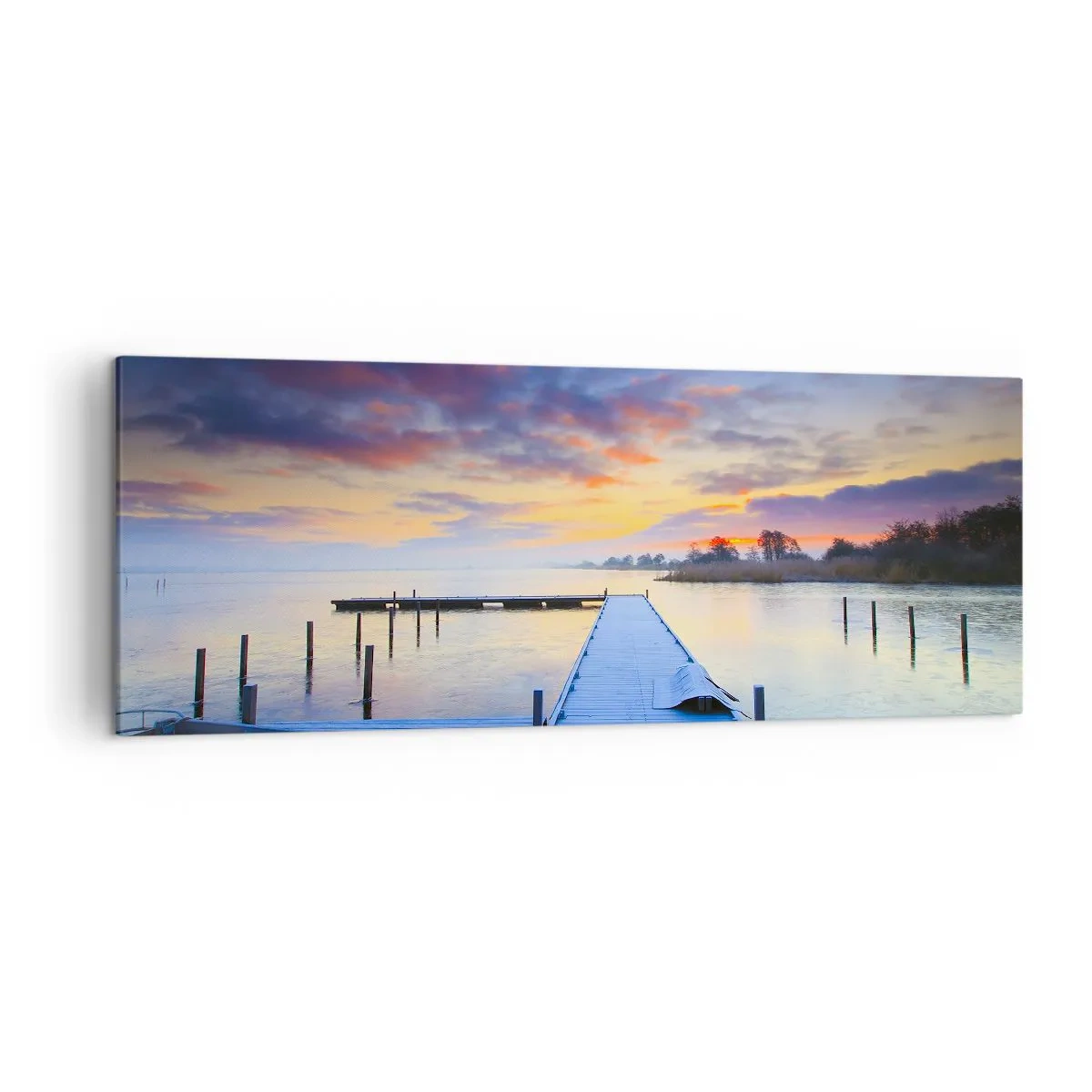 Obraz na płótnie - Pomost nad jeziorem o zachodzie słońca z łodzią przy brzegu - 140x50cm - Fioletowo-złoty spokój - Nowoczesna dekoracja ścienna do salonu i sypialni ARTTOR