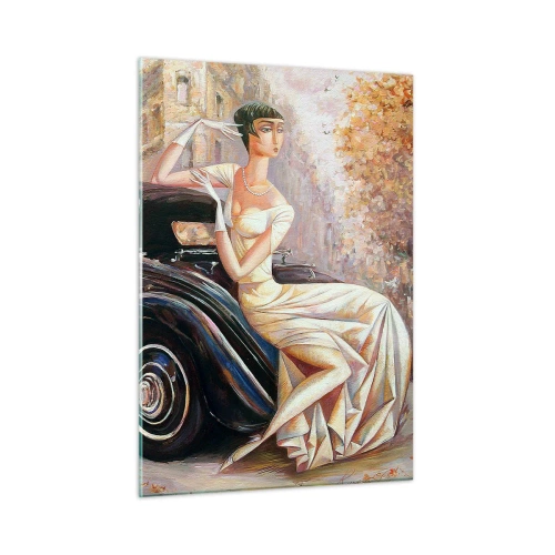 Obraz na szkle - Elegancka kobieta przy retro samochodzie w miejskim otoczeniu - 50x70cm - Elegancja w stylu retro - Nowoczesna dekoracja ścienna do salonu, kuchni i sypialni ARTTOR