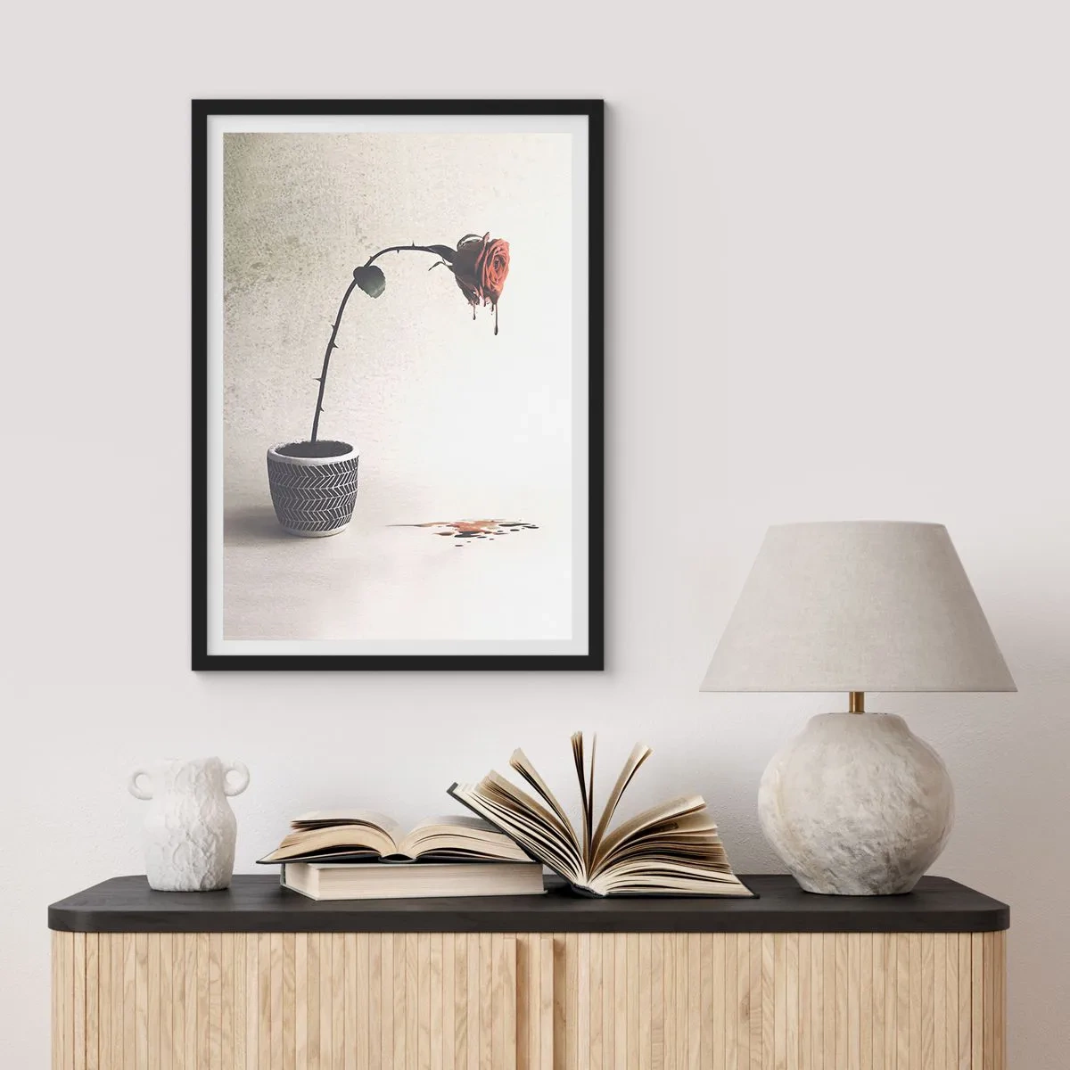 Plakat w czarnej ramie - Róża w doniczce z artystycznym efektem spływania - 50x70cm - Rosa dolorosa - Nowoczesna dekoracja ścienna do salonu i sypialni ARTTOR