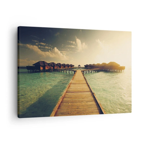 Obraz na płótnie - Drewniany pomost prowadzący do domków na wodzie oświetlonych promieniami słońca - 70x50cm - Gorące zaproszenie - Nowoczesna dekoracja ścienna do salonu i sypialni ARTTOR