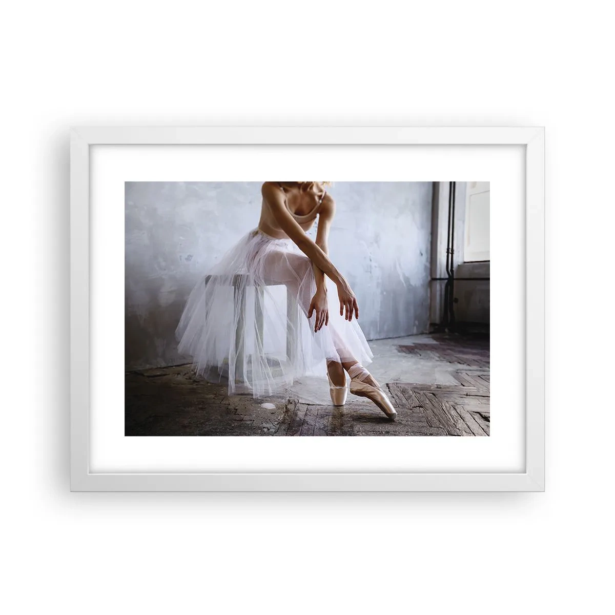 Plakat w białej ramie - Zanim zabłysną światła rampy - 40x30 cm